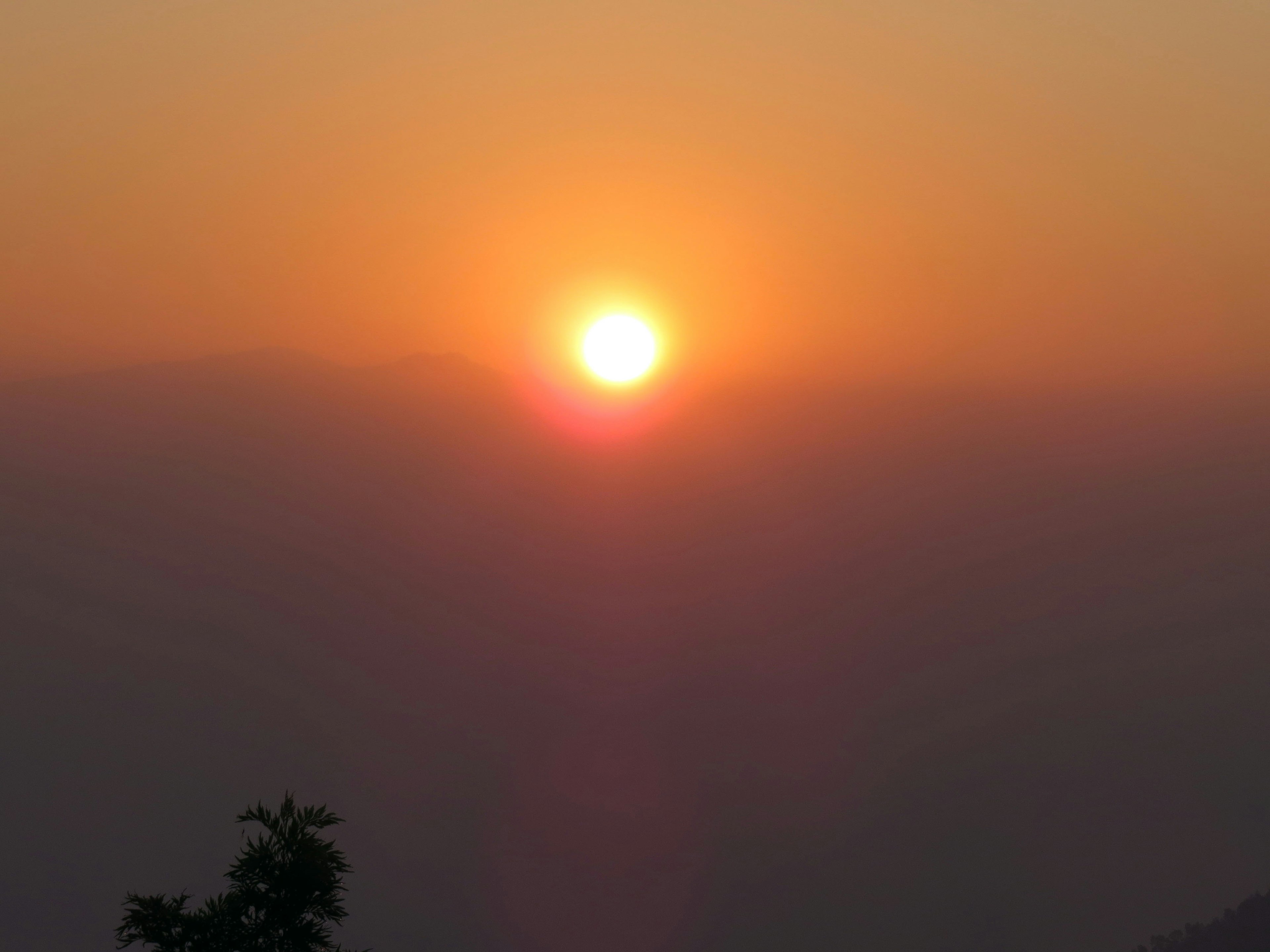 Ein schöner Sonnenuntergang über einem nebligen Horizont