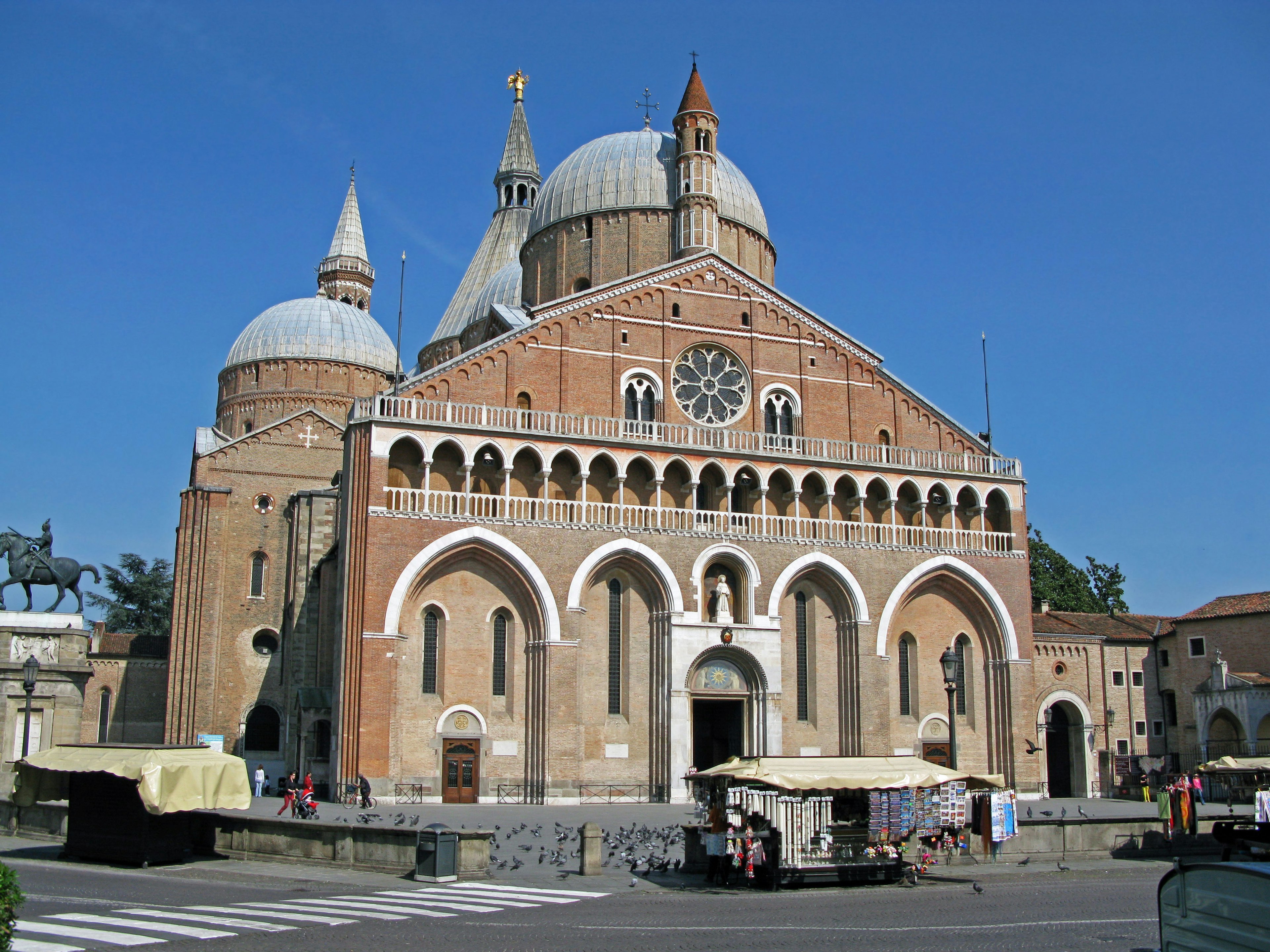 Pemandangan luar Basilika Santo Antonio di Padua di bawah langit biru cerah