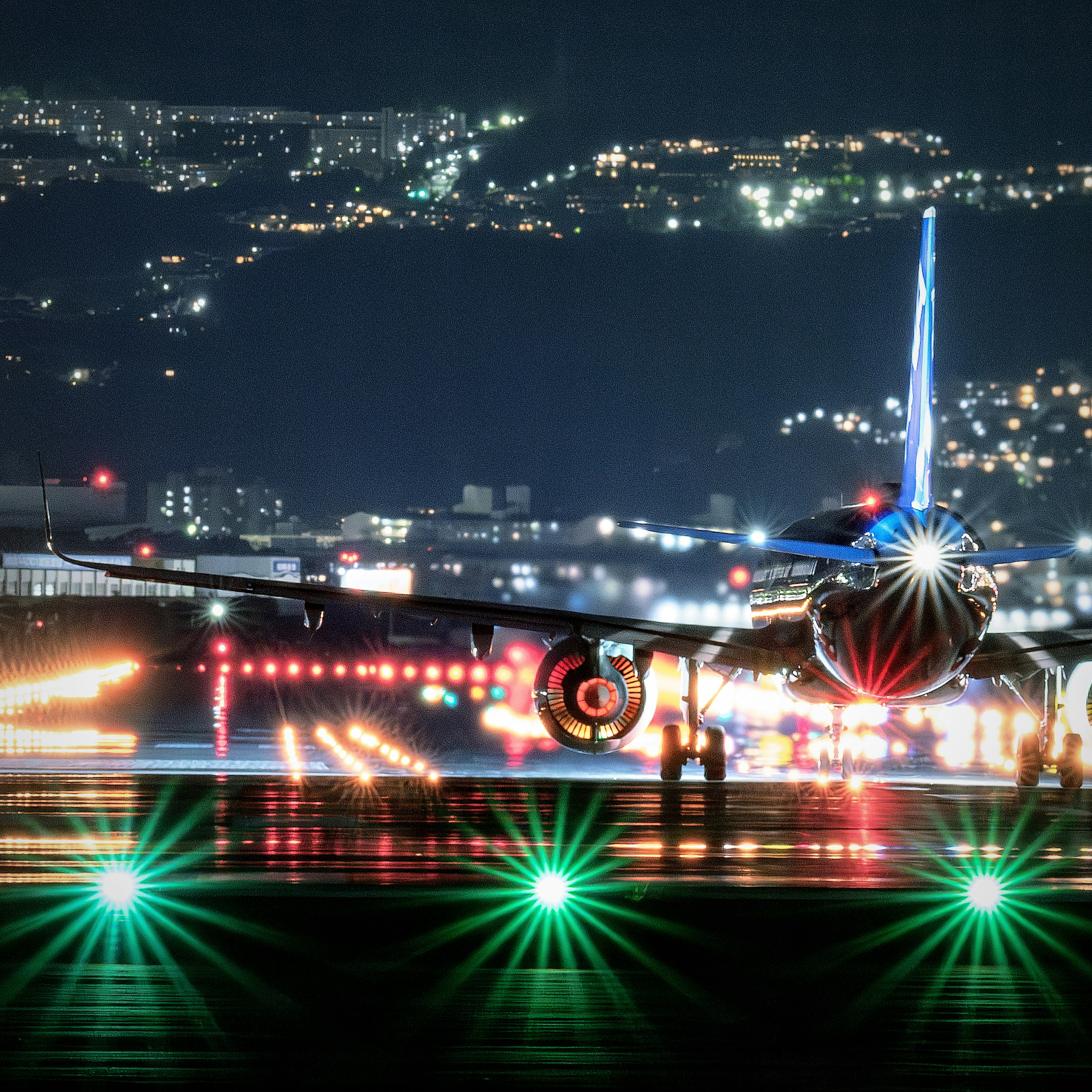 Avión estacionado en el aeropuerto nocturno con iluminación vibrante