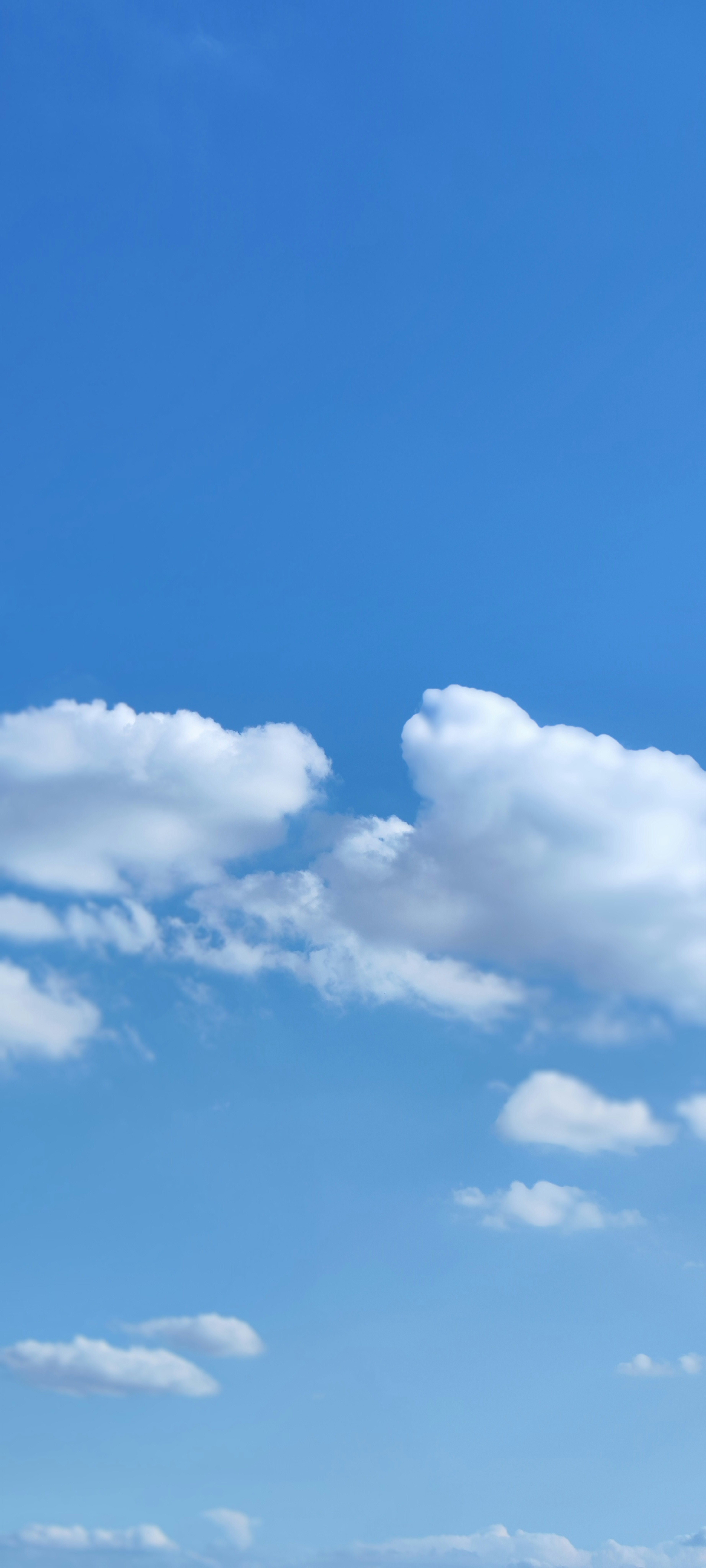 Cielo azul brillante con nubes blancas esponjosas