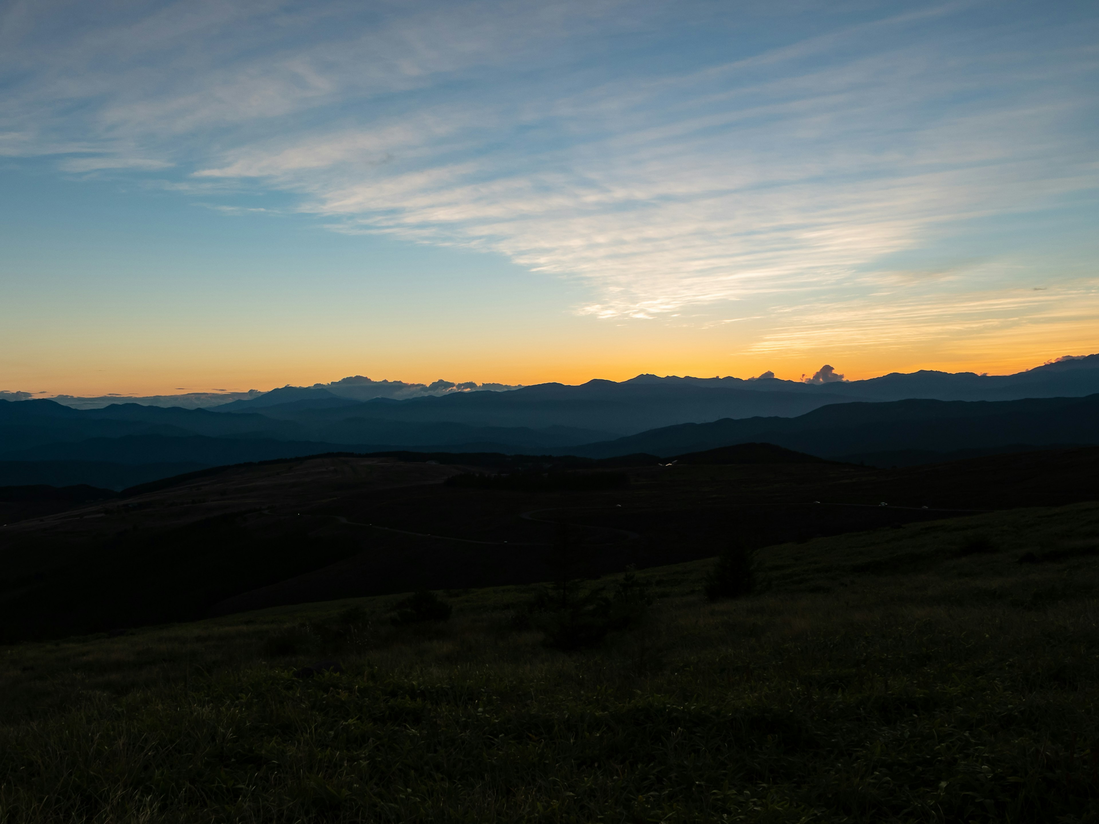 Silhouette delle montagne al tramonto con cielo colorato