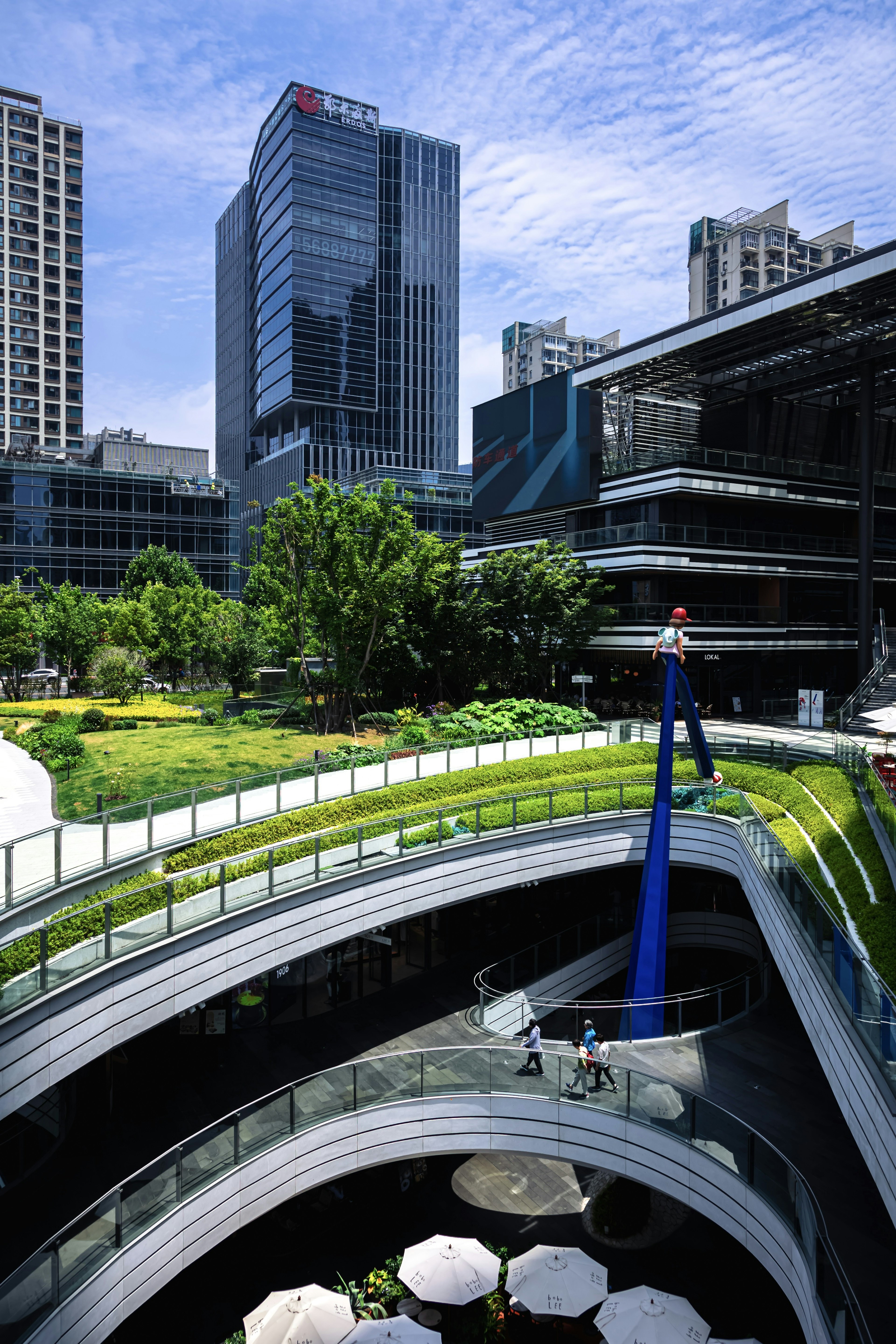 Paesaggio urbano con vegetazione lussureggiante e architettura moderna