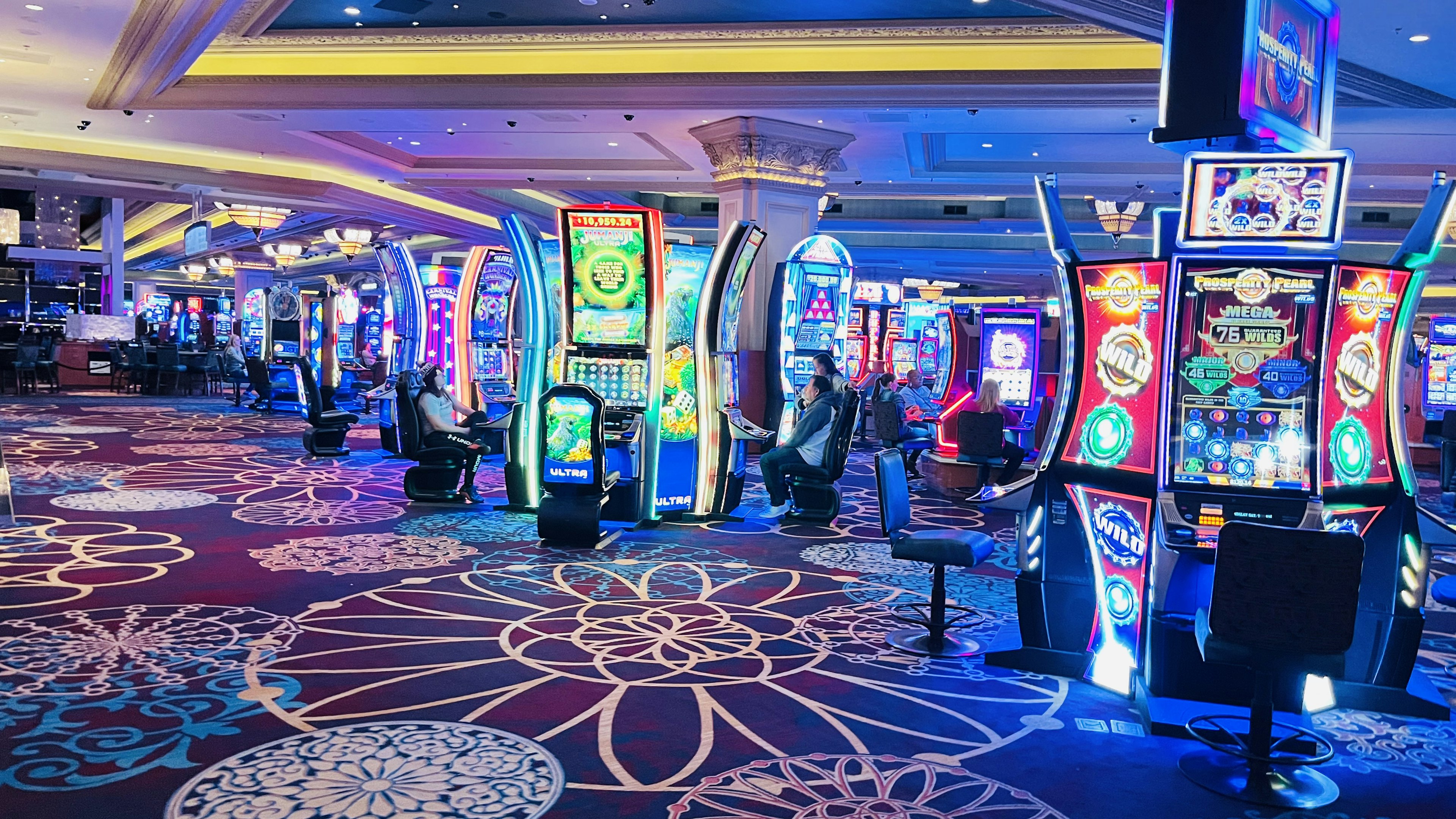 Interno luminoso di un casinò con file di slot machine