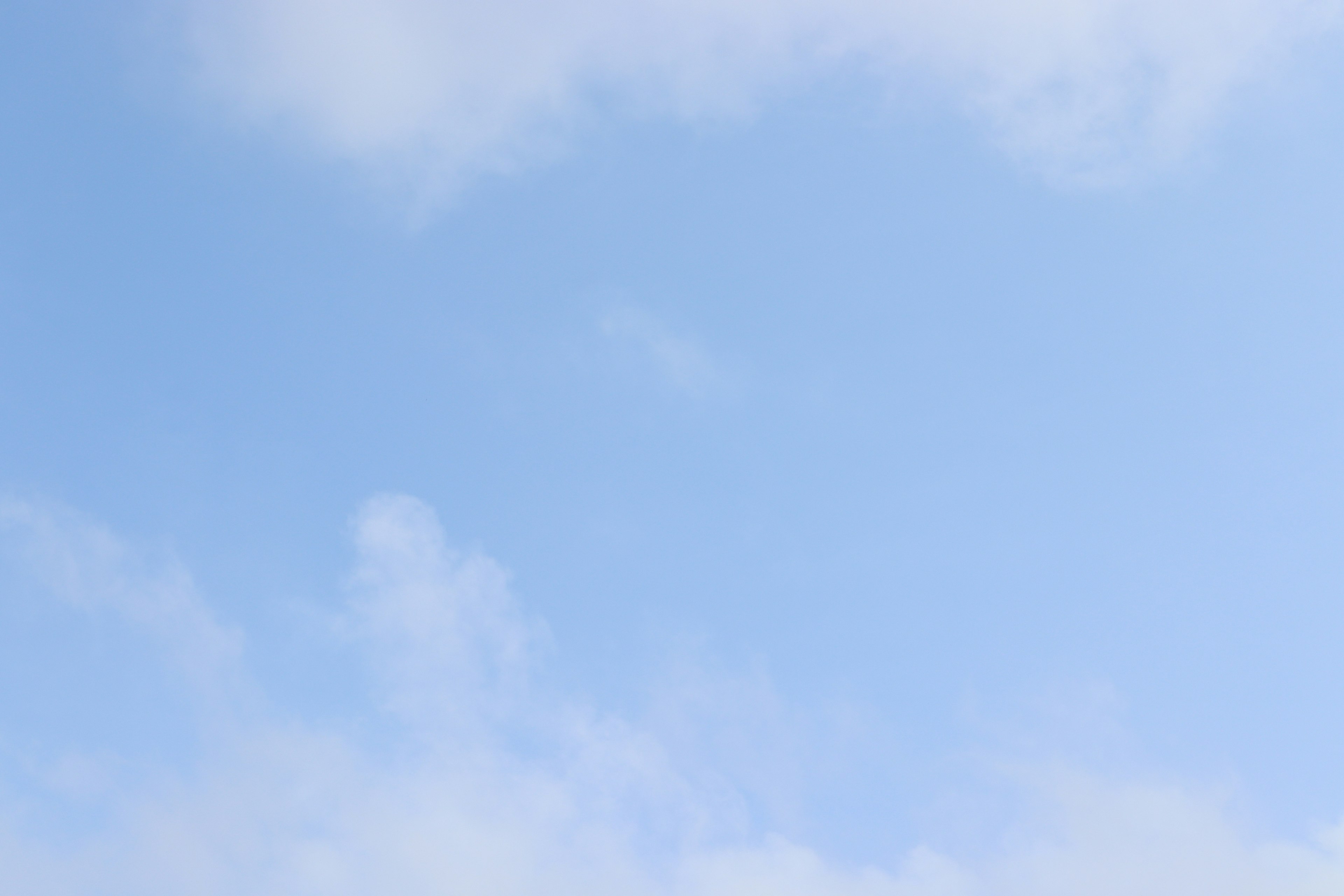 Un ciel bleu clair avec des nuages blancs