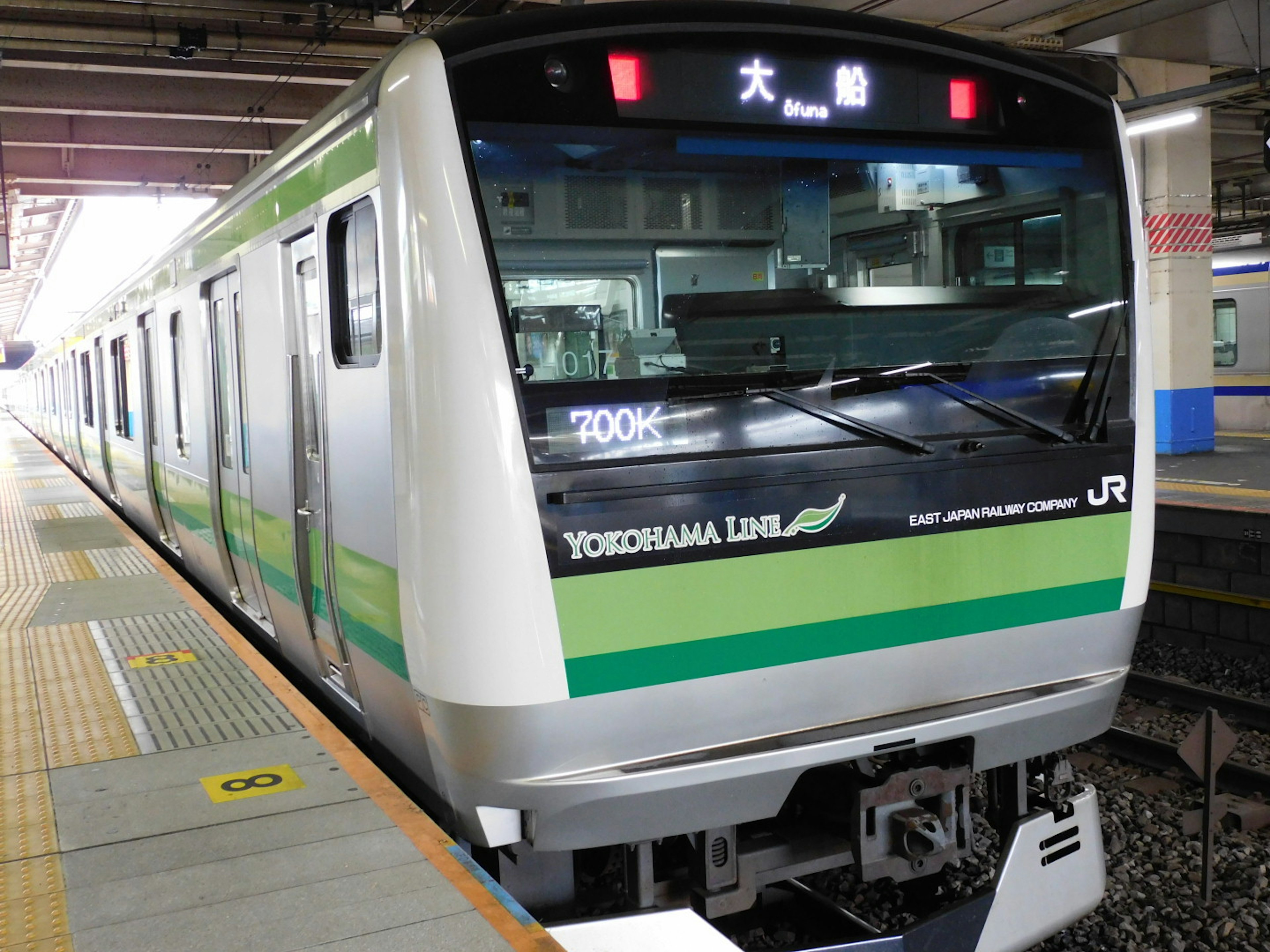 Kereta jalur Yokohama berhenti di stasiun