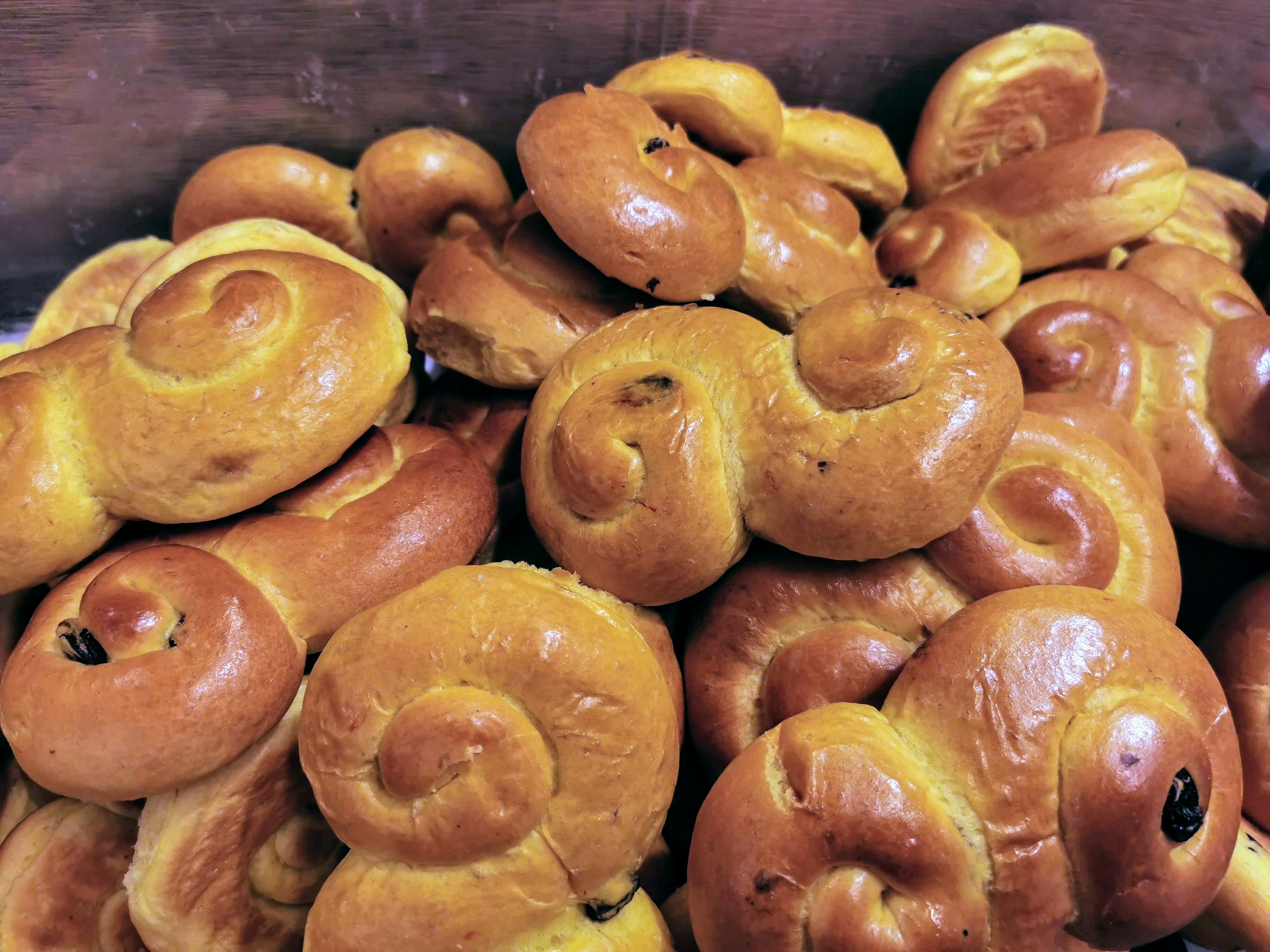 Ein Haufen goldener, weicher Brötchen mit einer charakteristischen spiralförmigen Form und kleinen Schokoladenstückchen