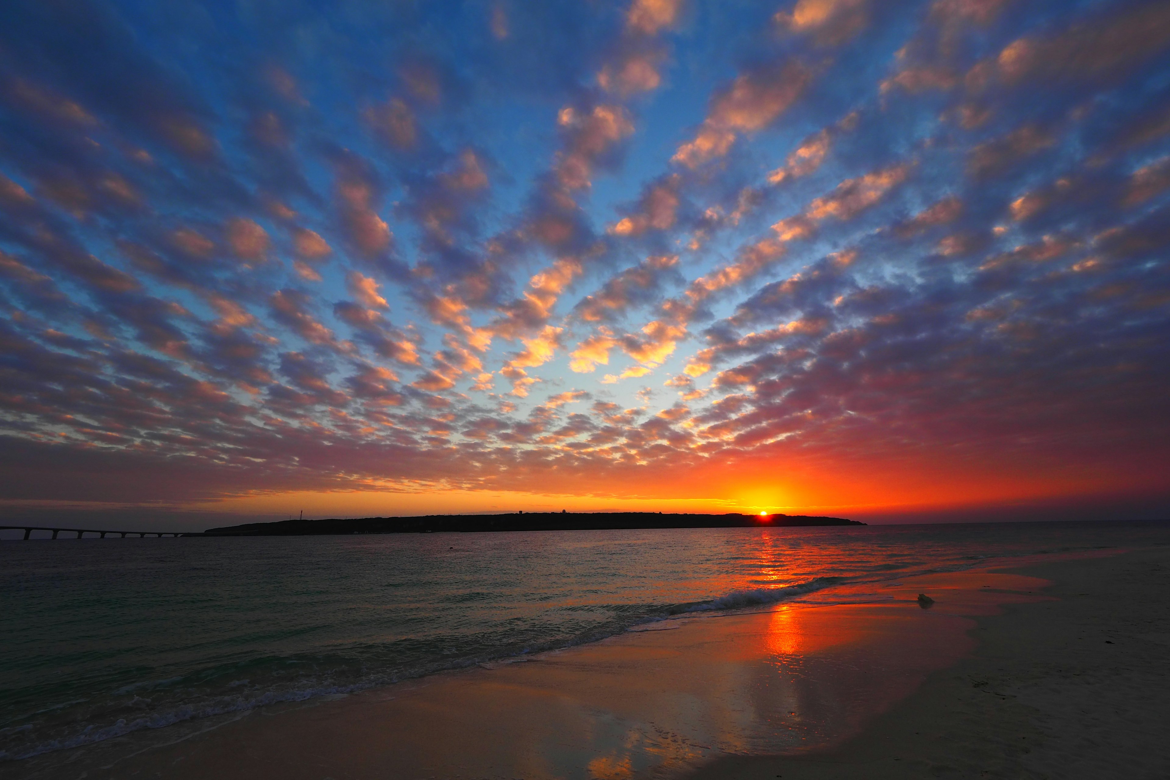 Schöner Sonnenuntergang mit bunten Wolken über dem Ozean