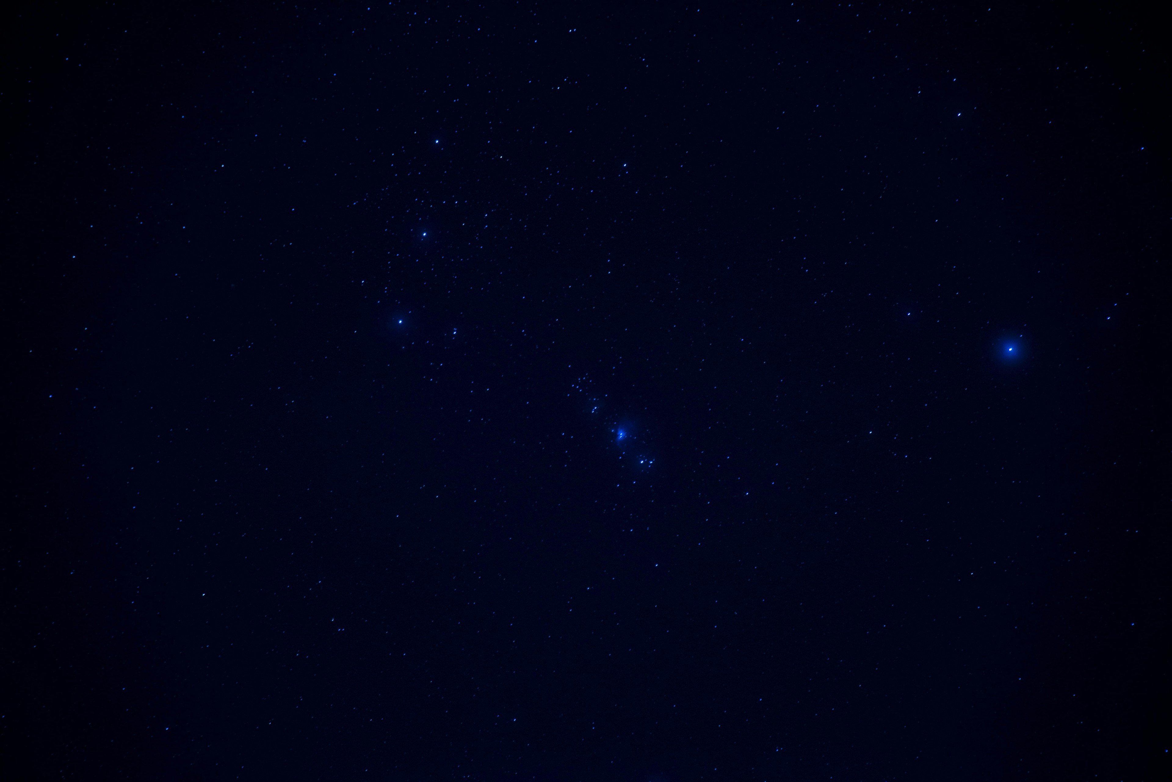 Cielo notturno stellato con stelle brillanti e nebulosa blu