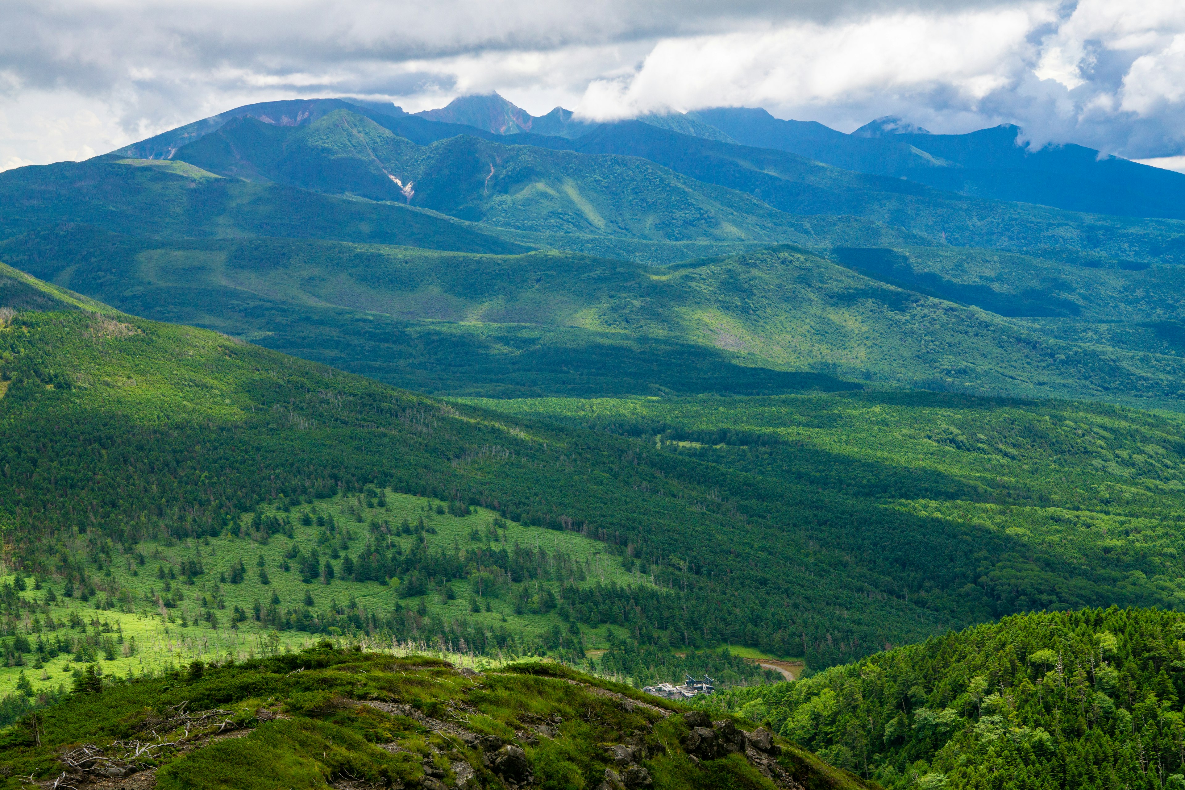 Montagnes verdoyantes et vallées offrant un paysage magnifique