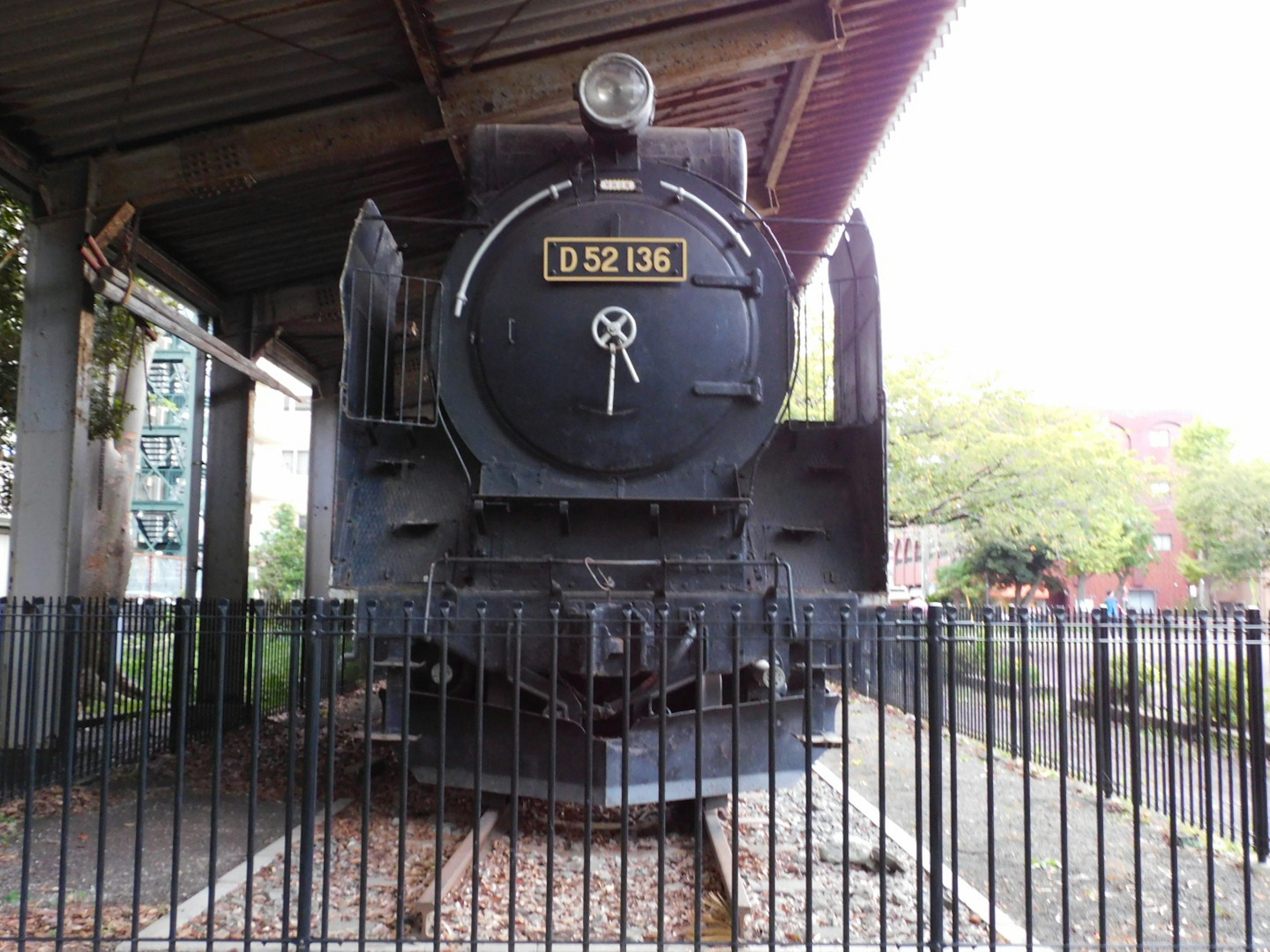 Locomotiva a vapore nera D52 136 esposta in un parco