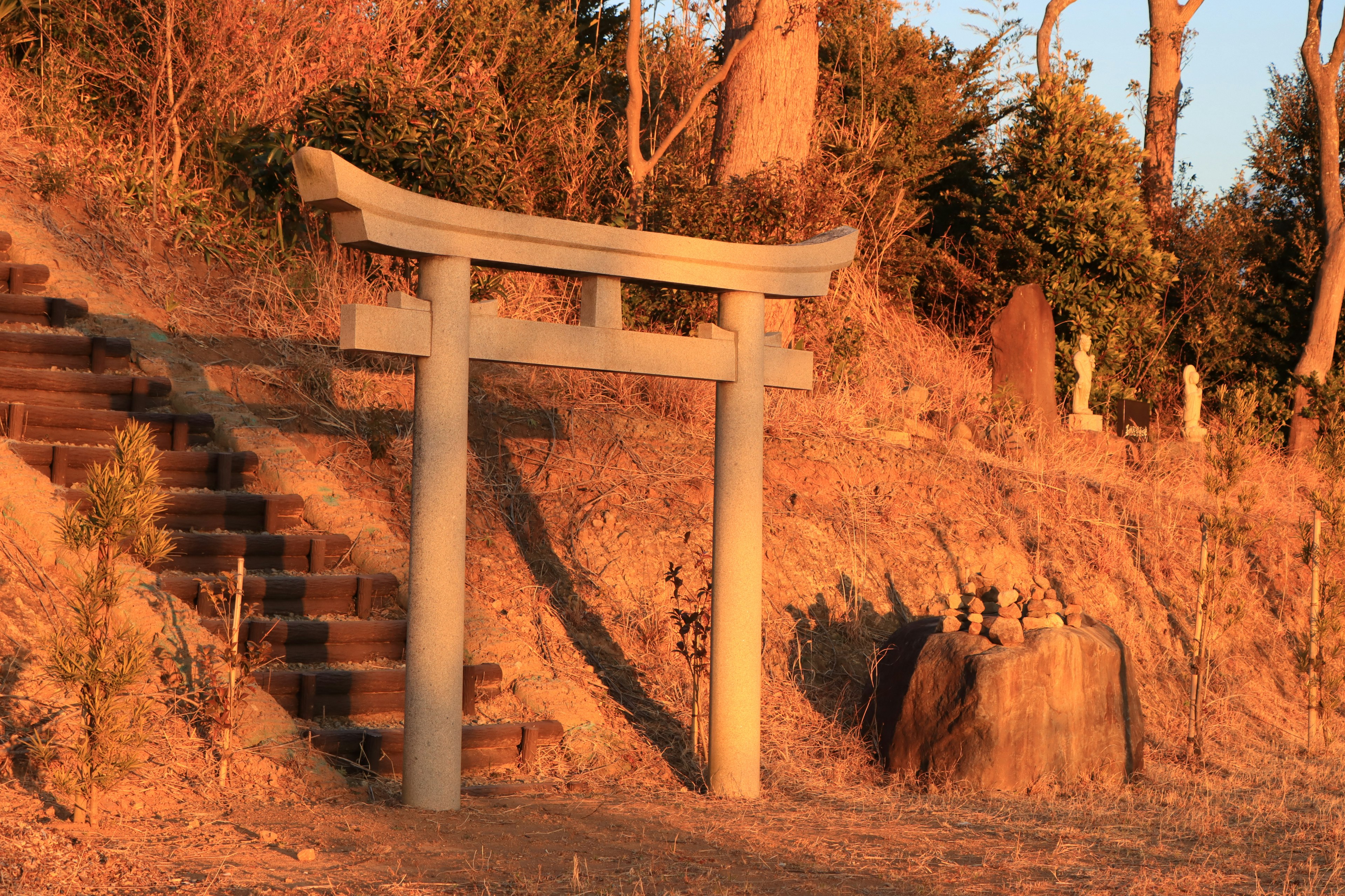 夕阳背景下的鸟居和阶梯