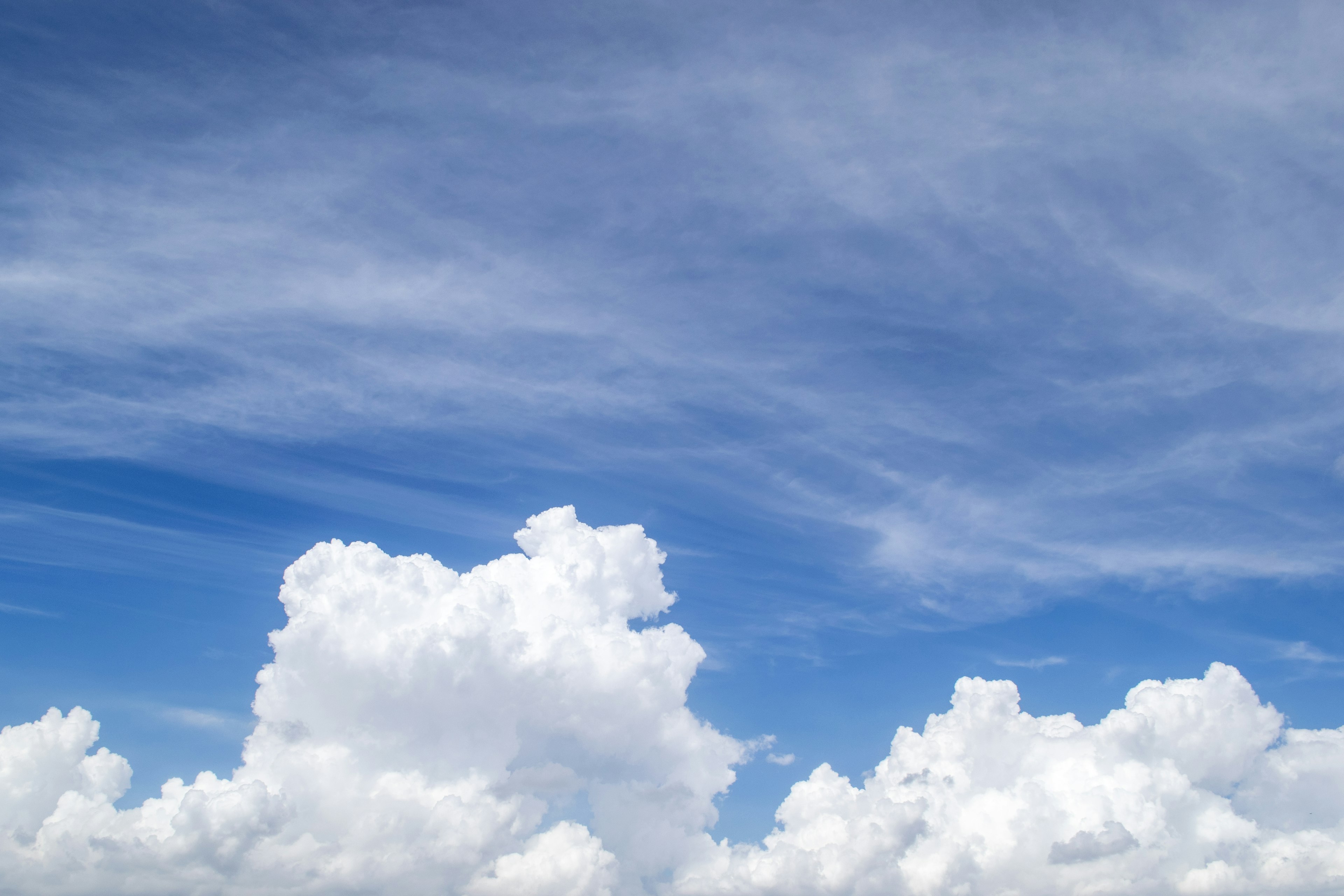 Pemandangan indah awan putih mengapung di langit biru