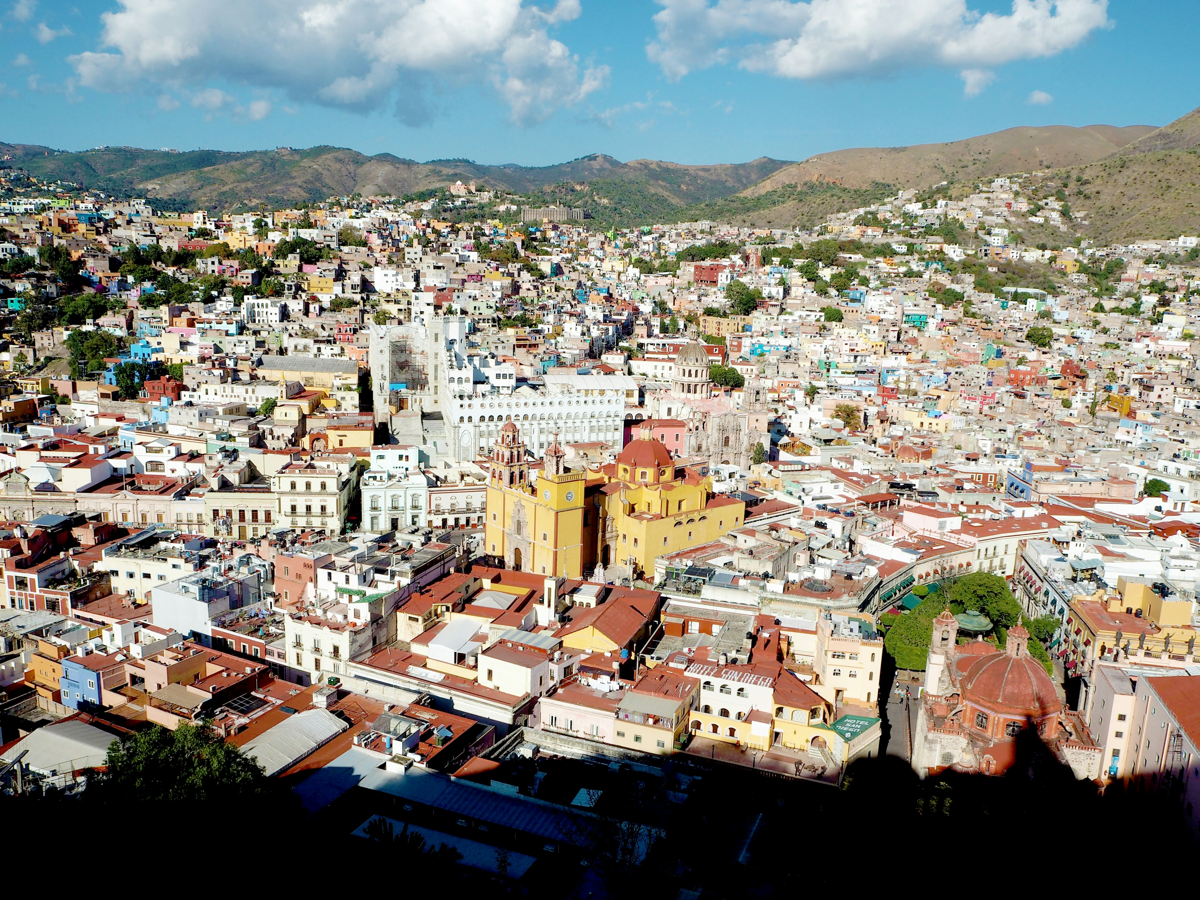 Panoramablick auf die Stadt Guanajuato bunte Häuser und historische Gebäude