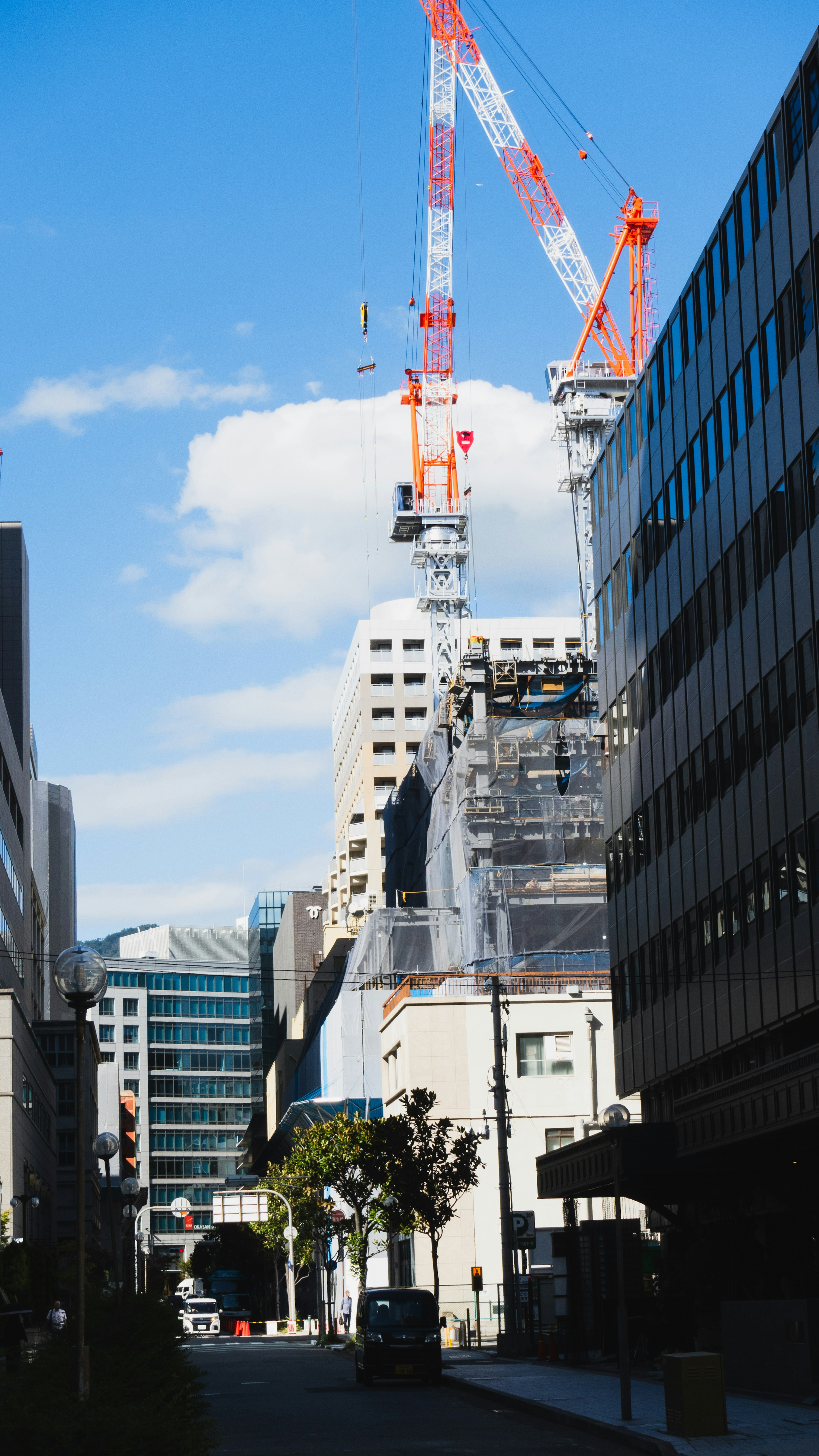 Sitio de construcción en la ciudad con cielo azul