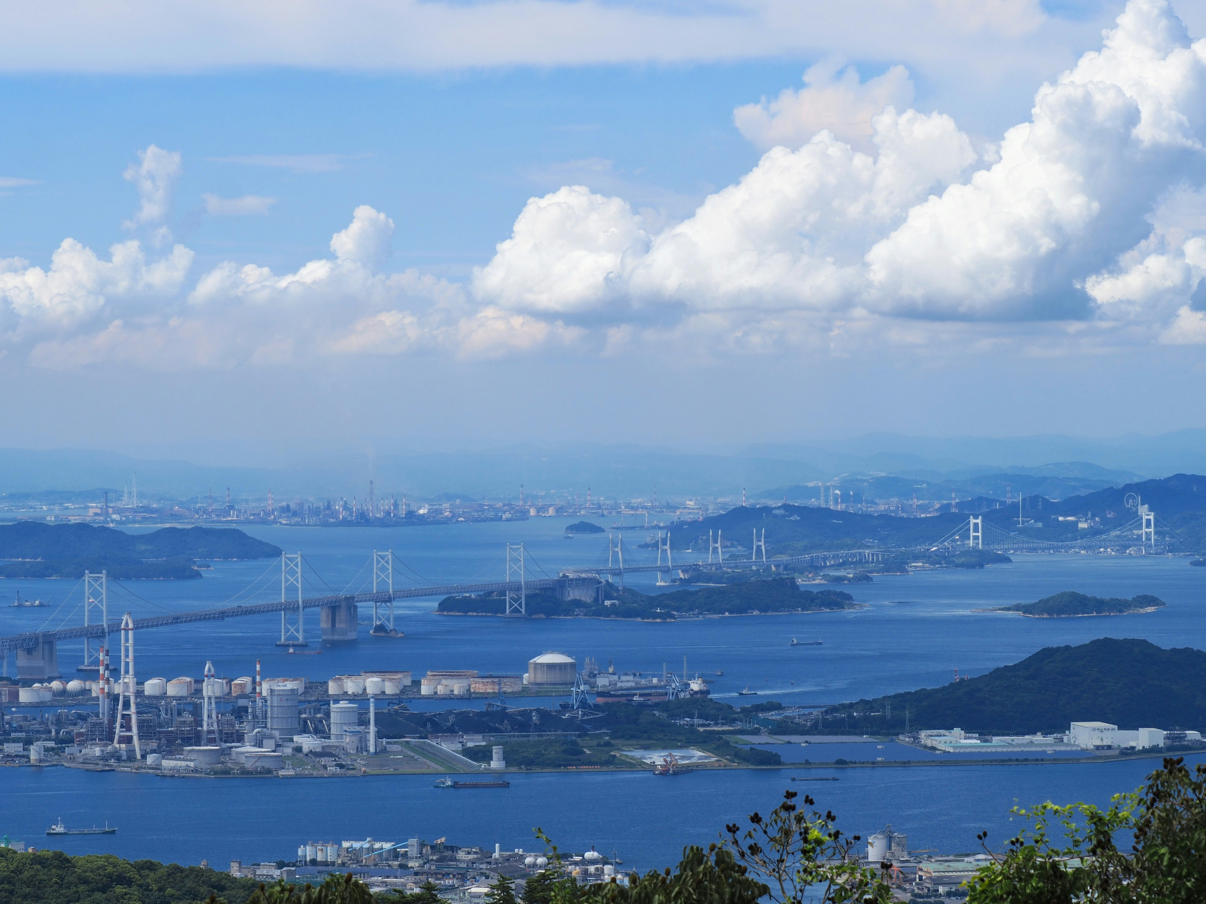 Vista panorámica del mar azul y el cielo con puentes e islas