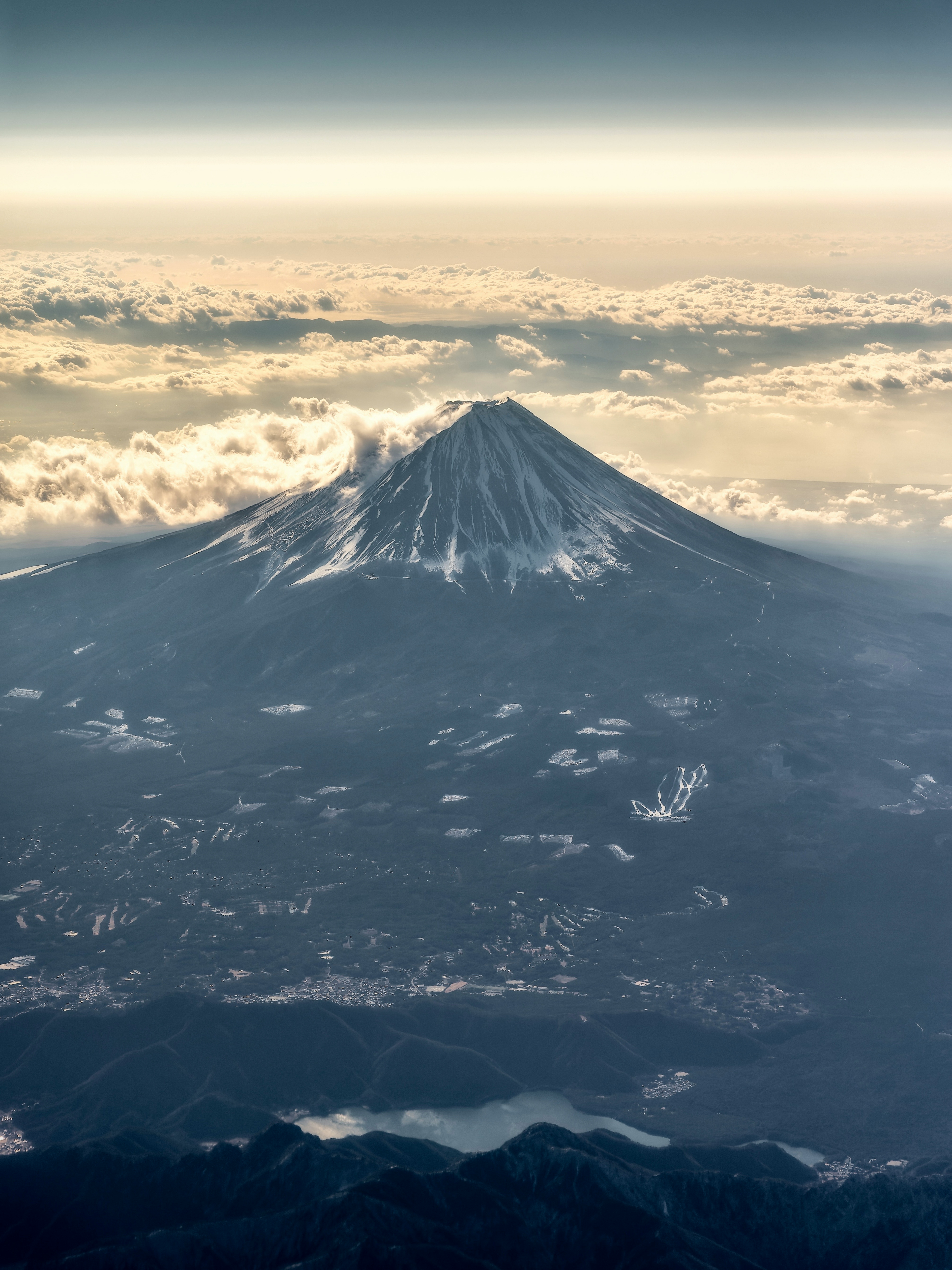 富士山の空からの眺め 雲に囲まれた美しい山の頂