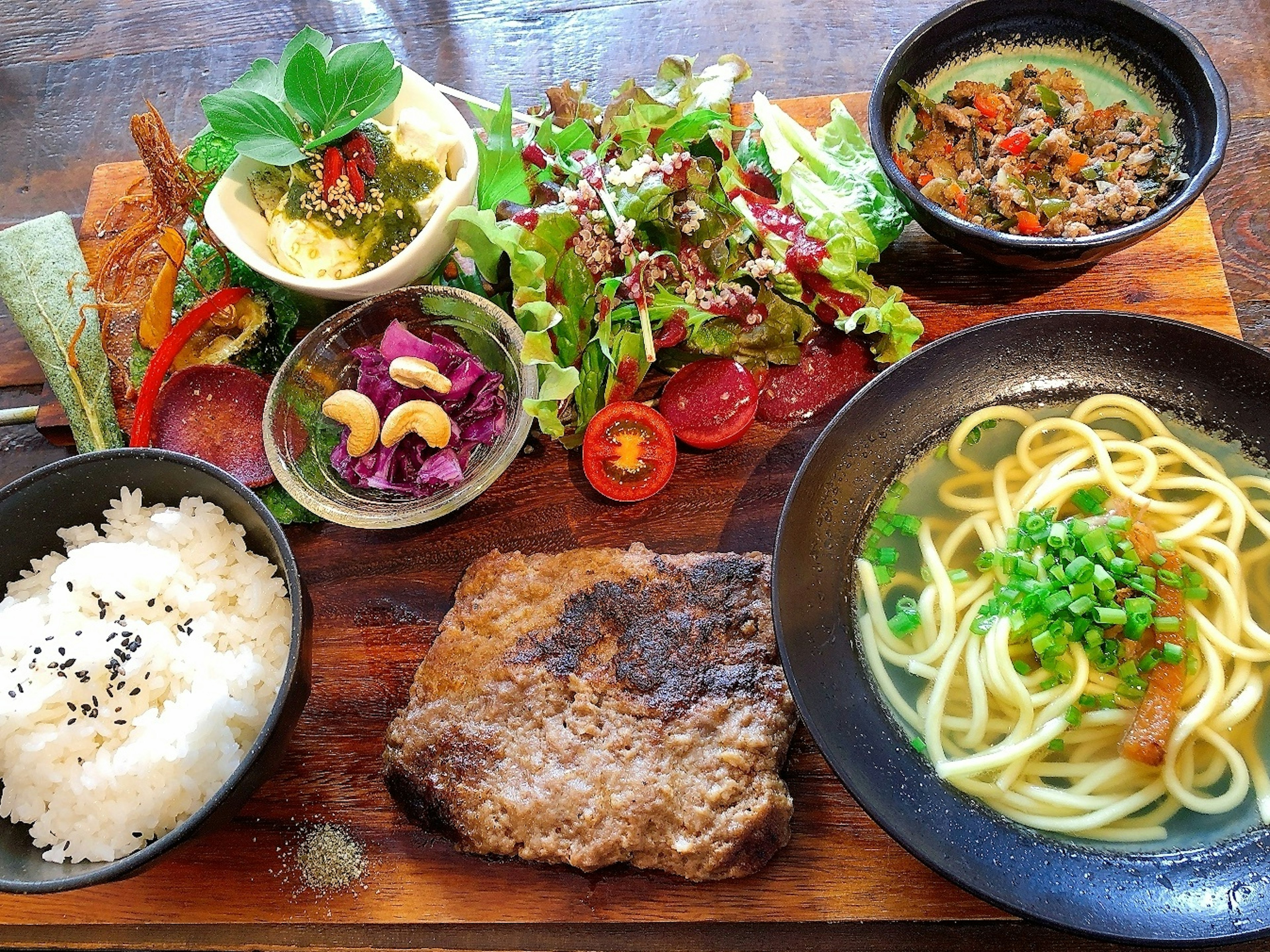 一份美麗擺盤的日本餐，包含多種色彩豐富的菜餚