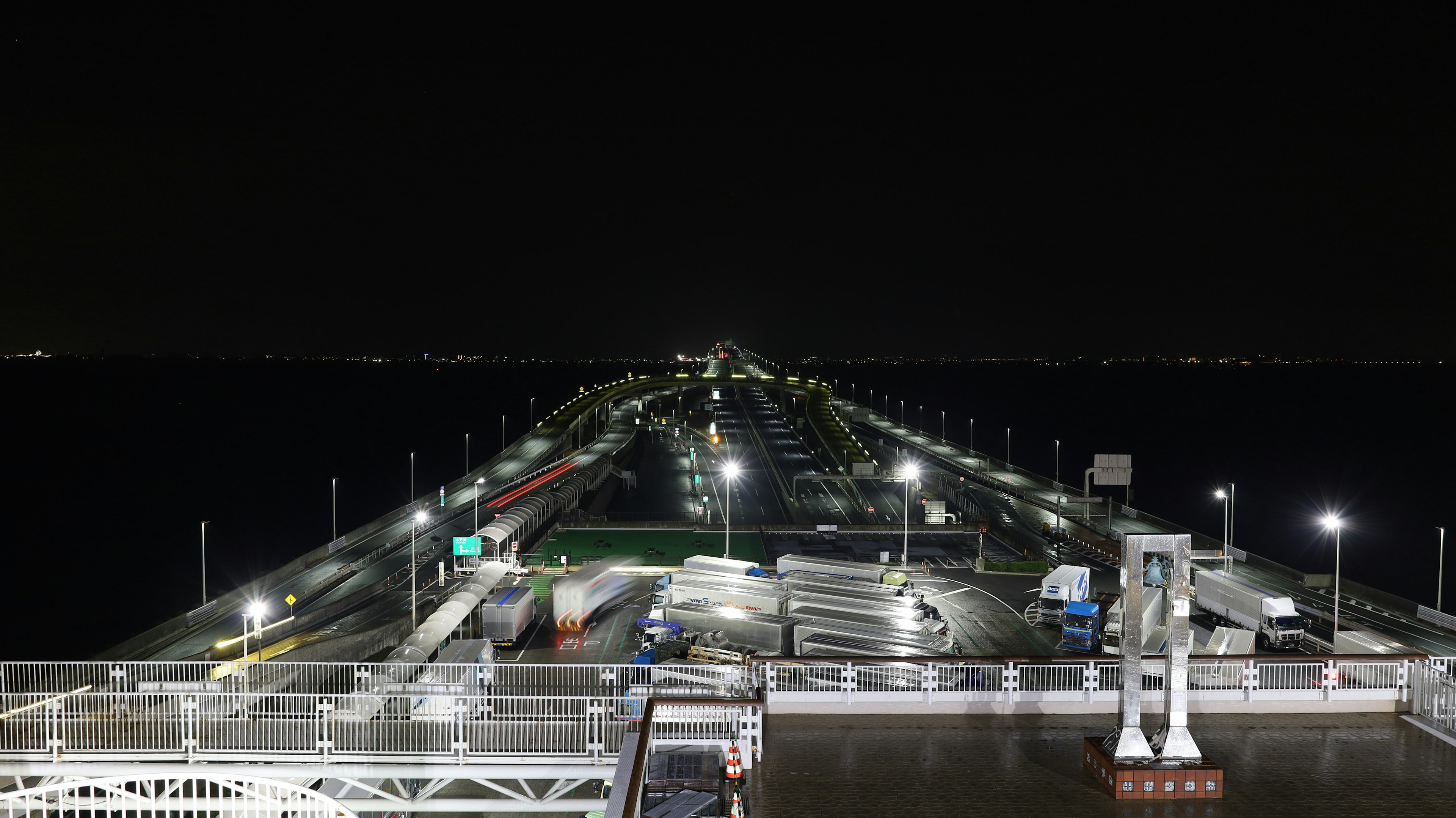 Vue nocturne d'un quai illuminé par des lumières vives