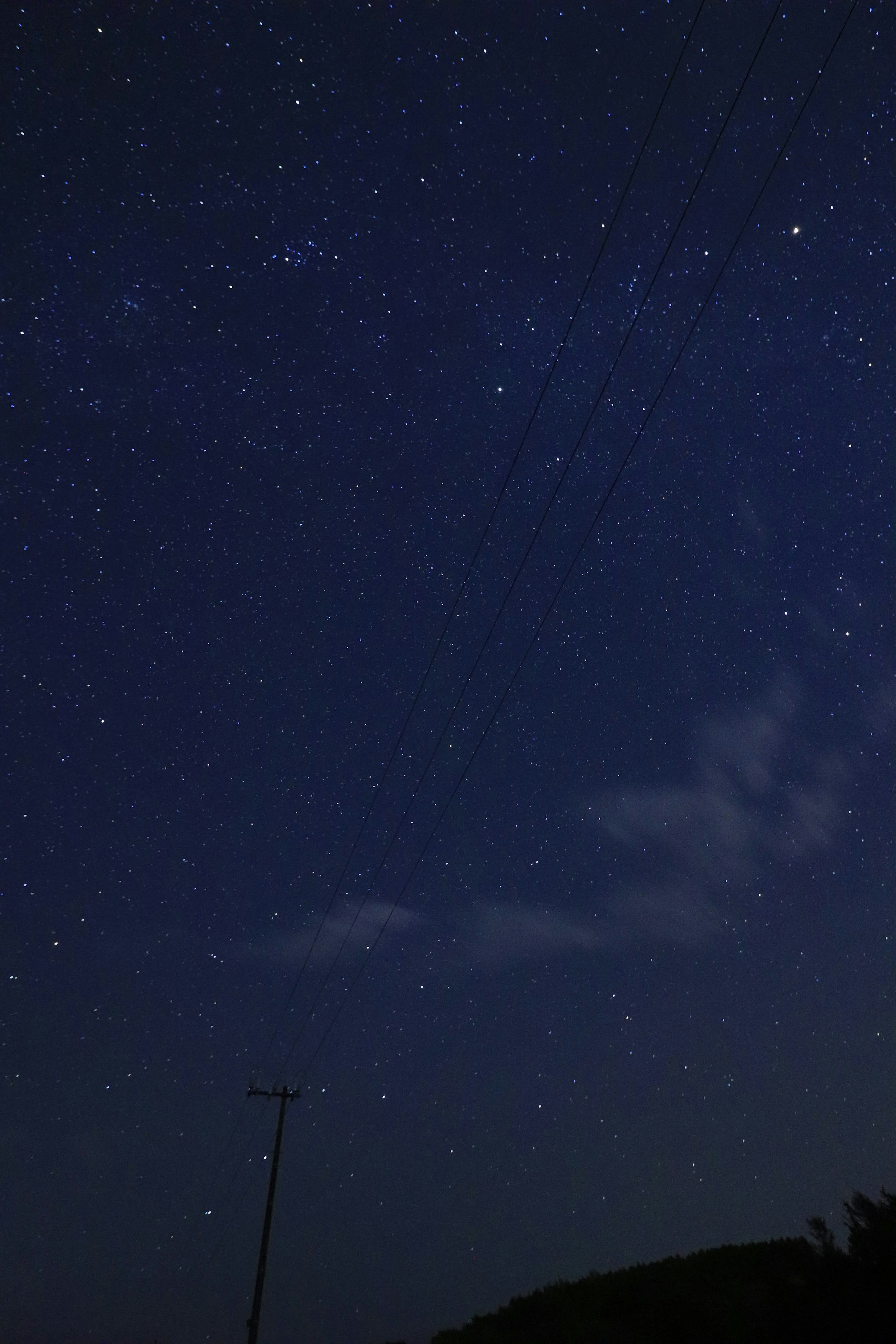 Un hermoso cielo nocturno lleno de innumerables estrellas y tonos azul oscuro