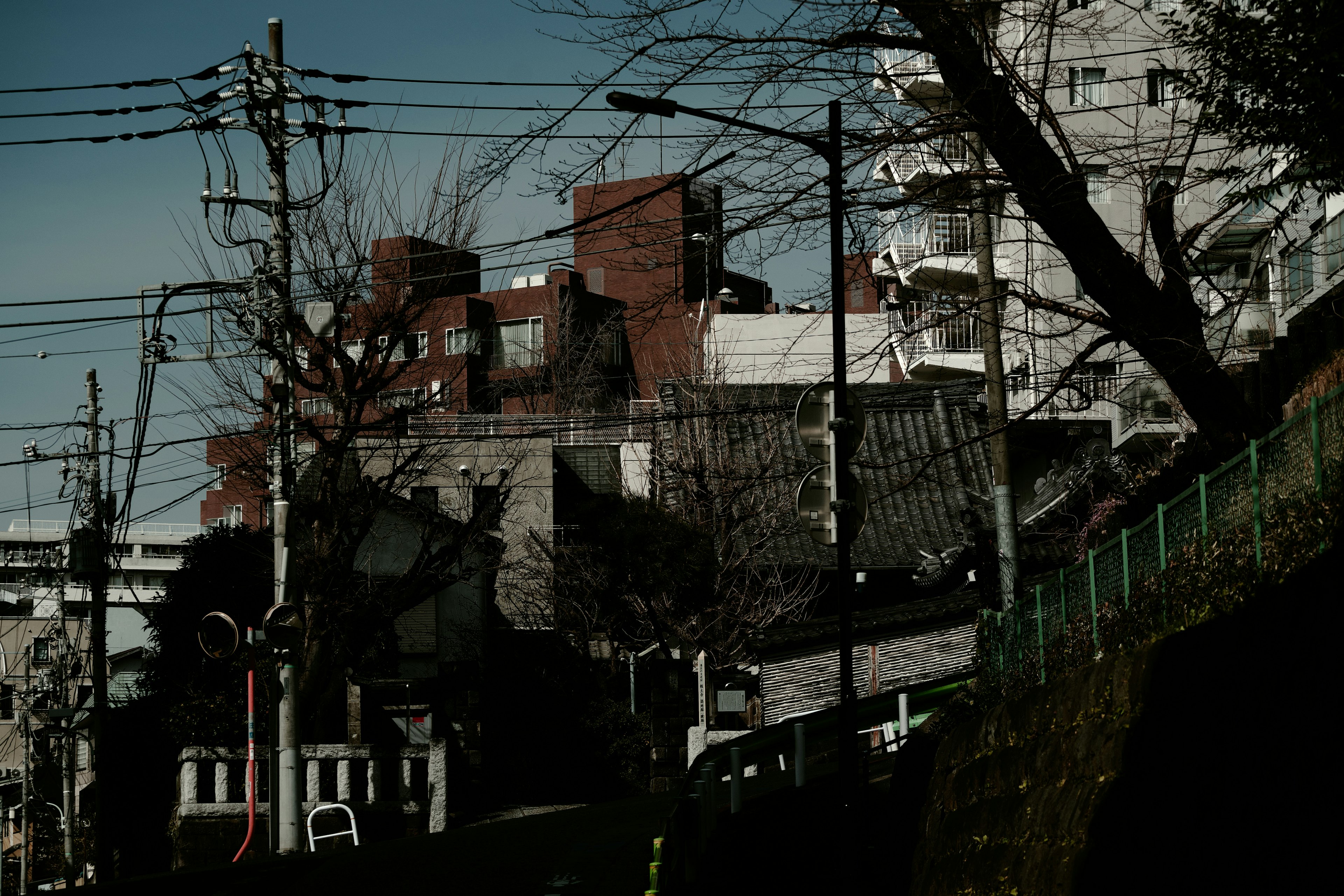 Paisaje urbano con edificios y líneas eléctricas