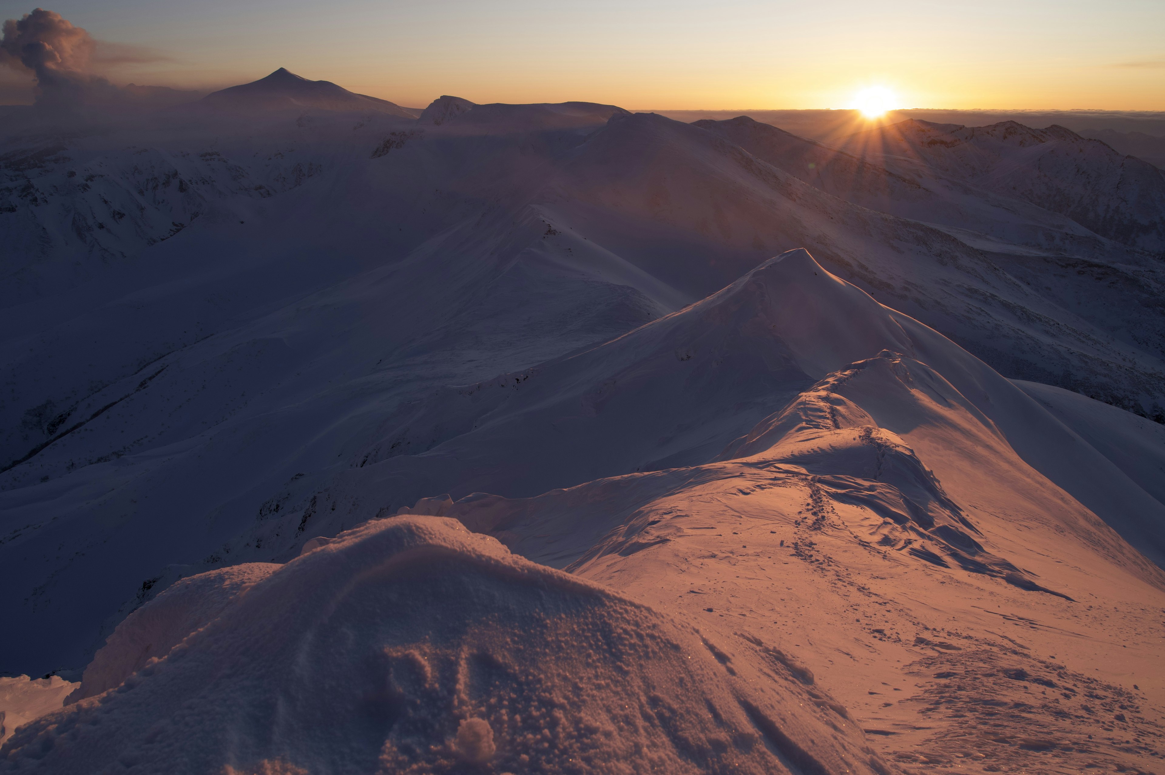 雪に覆われた山々と夕日が映える美しい風景