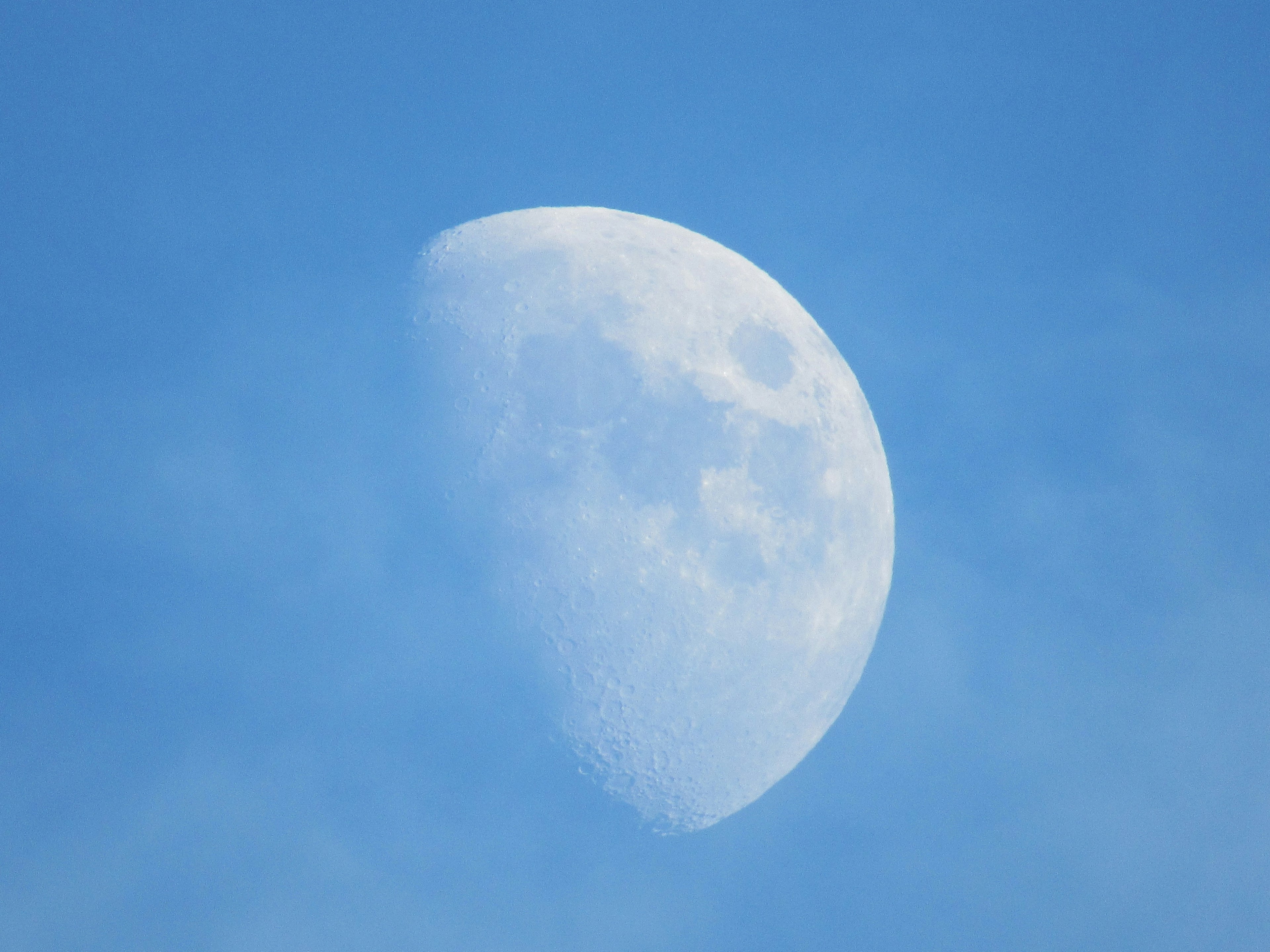 Una bella luna crescente nel cielo blu