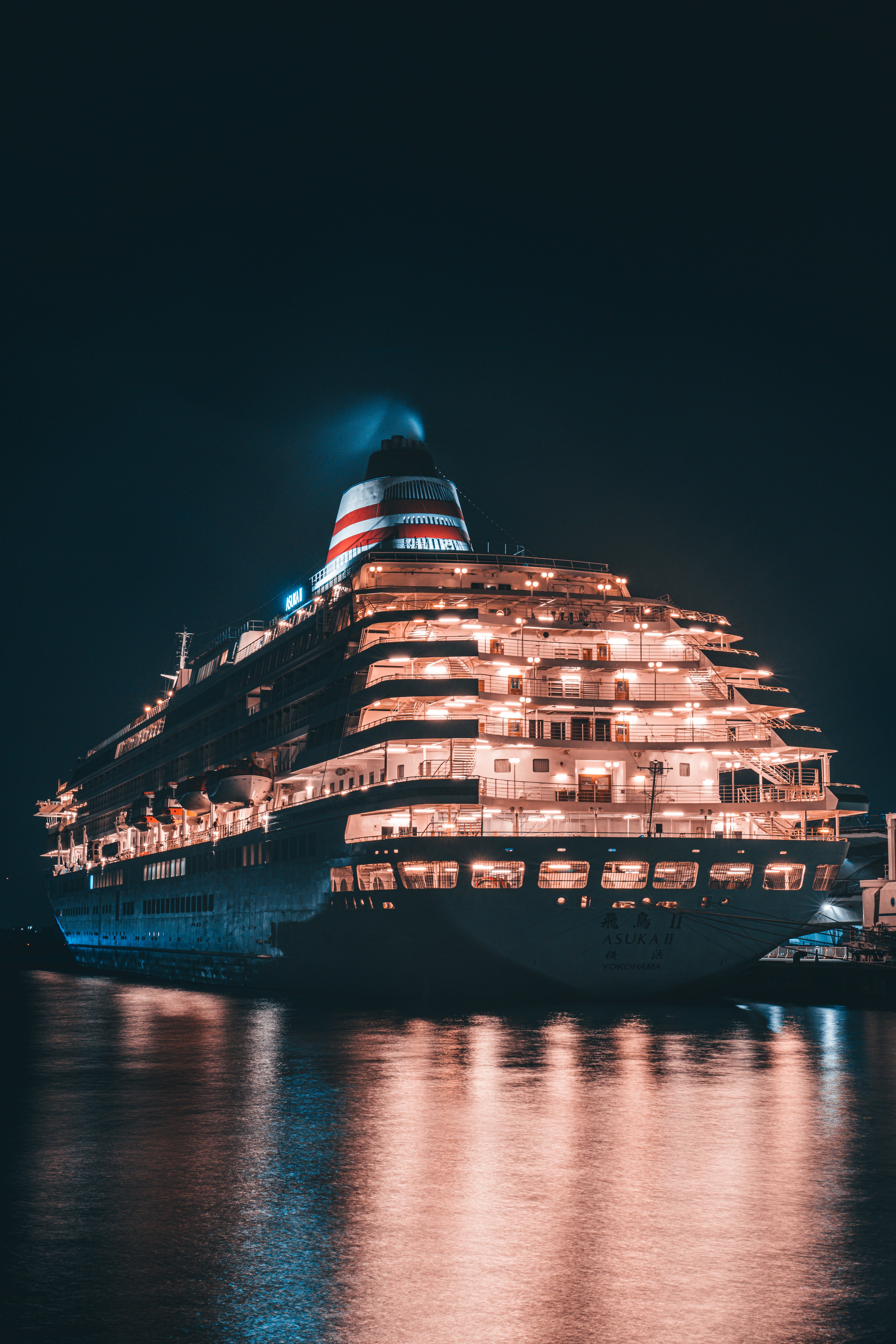 Vue magnifique d'un luxueux paquebot amarré la nuit dans le port