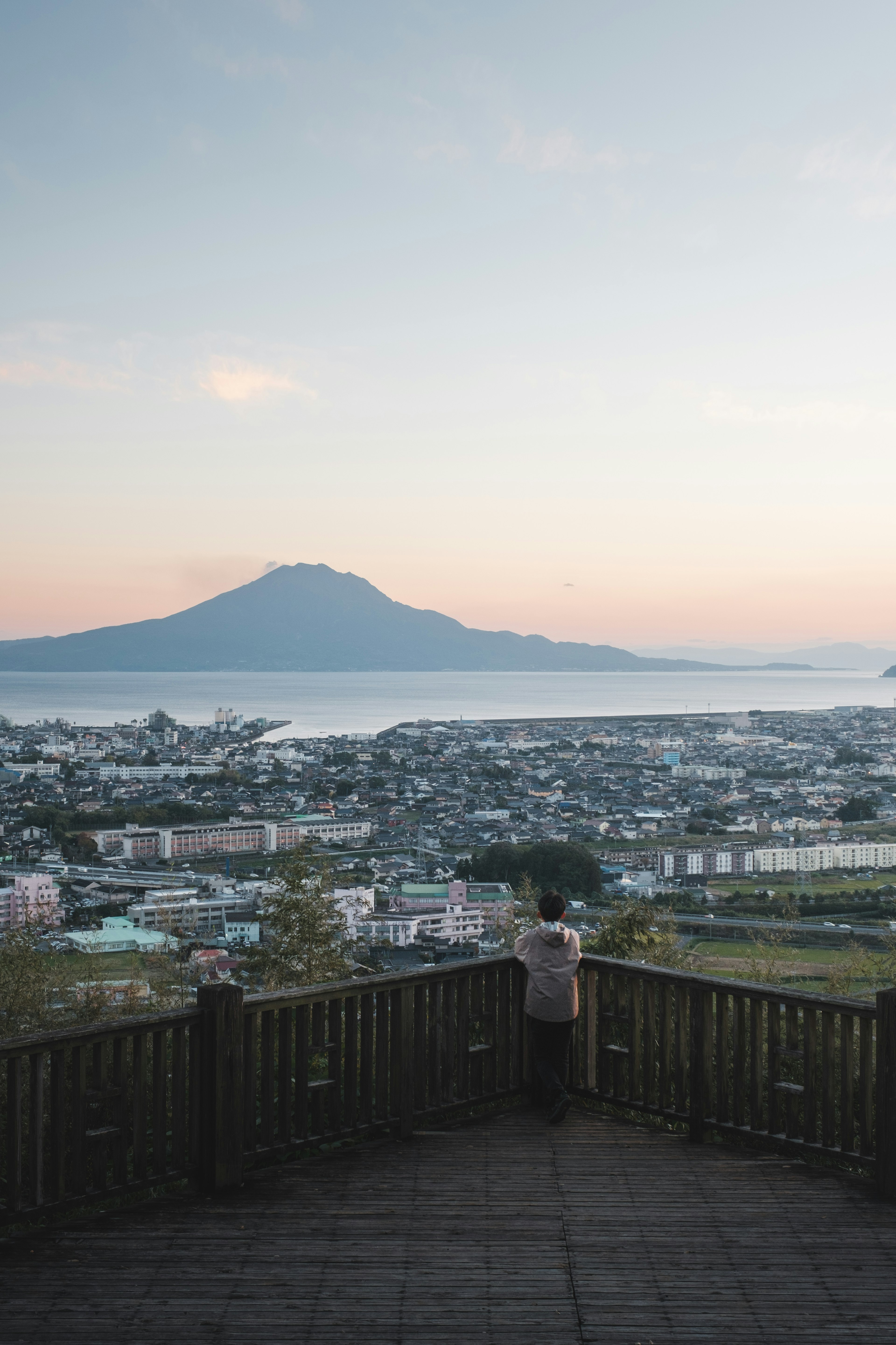 山と海の美しい景色を眺める人がいる