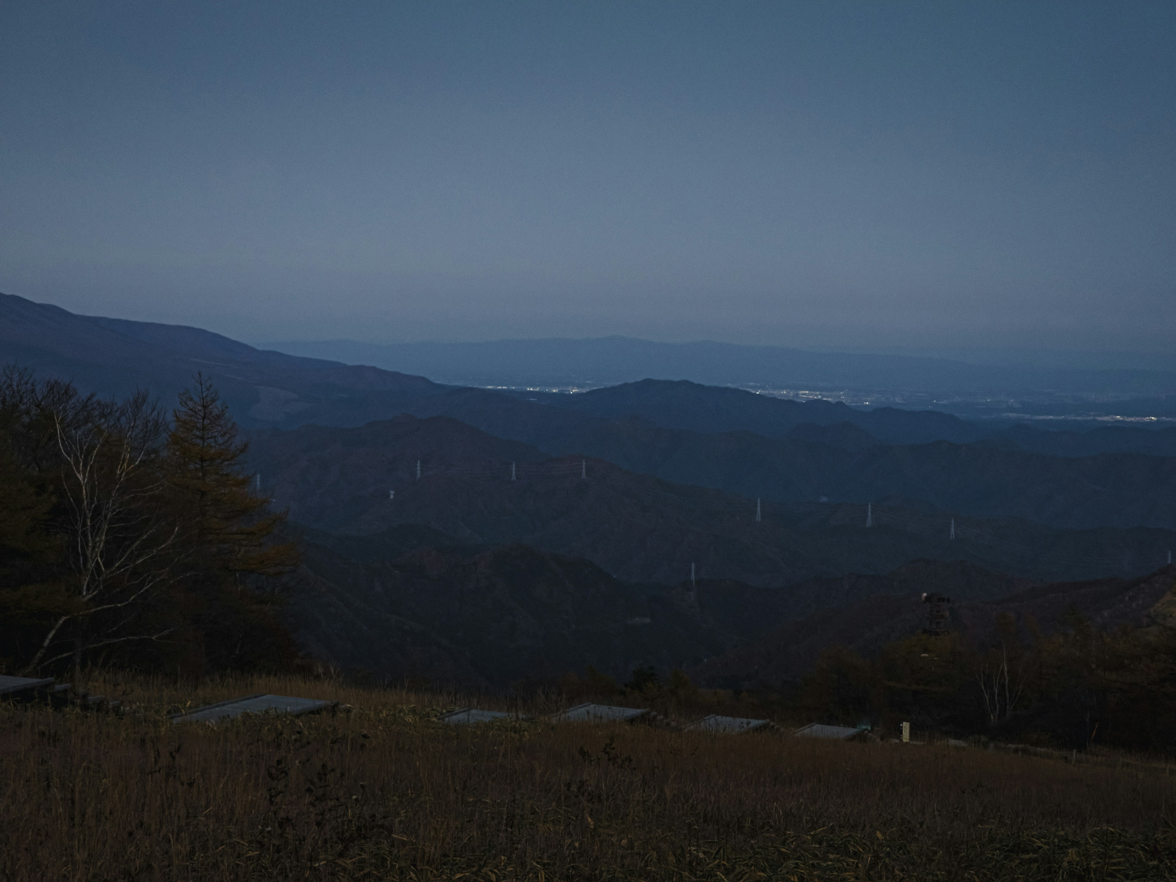 Blaue Dämmerungslandschaft mit Bergen und fernen Ebenen