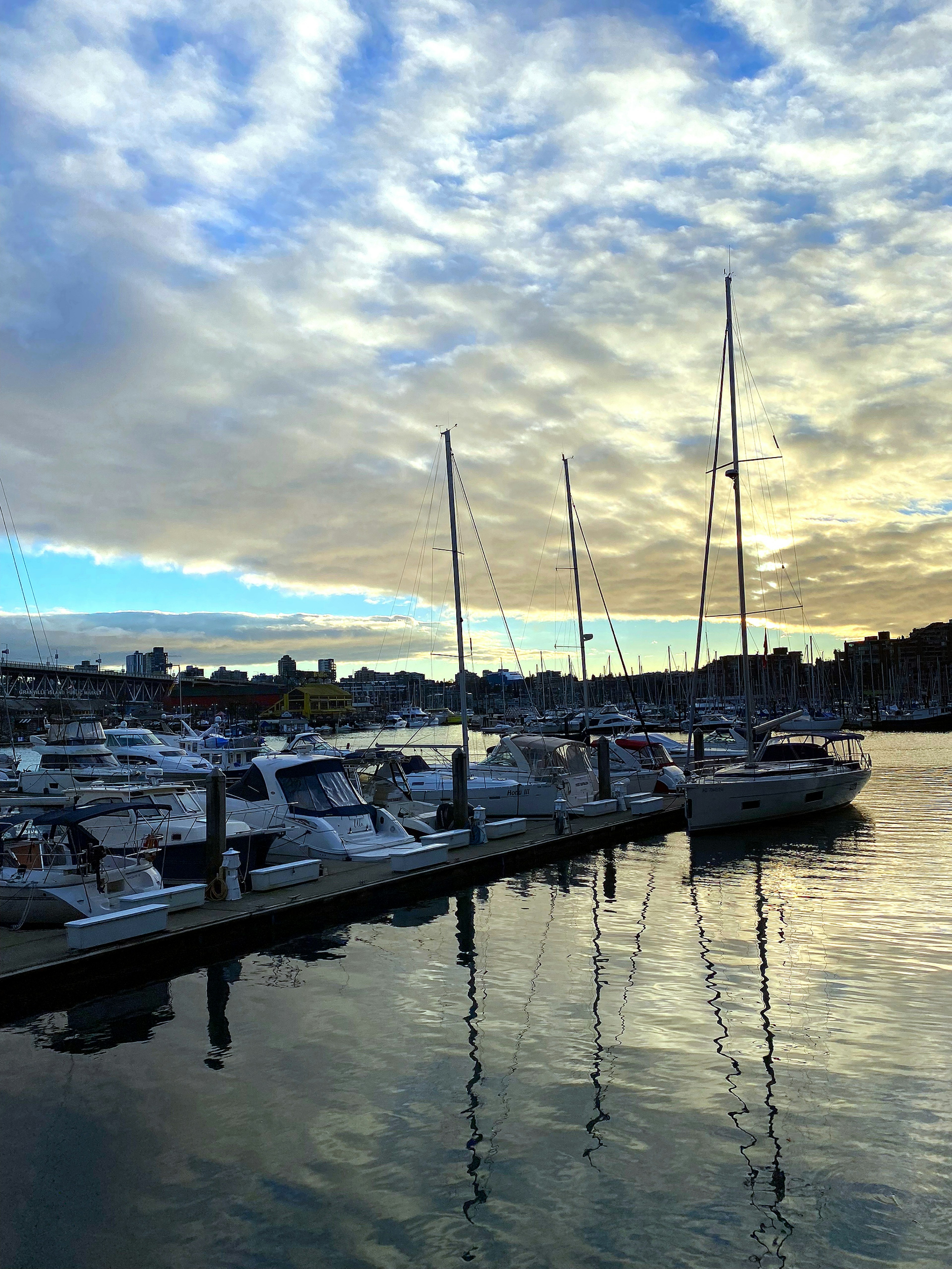 Yacht ormeggiate in un porto con un bellissimo cielo al tramonto