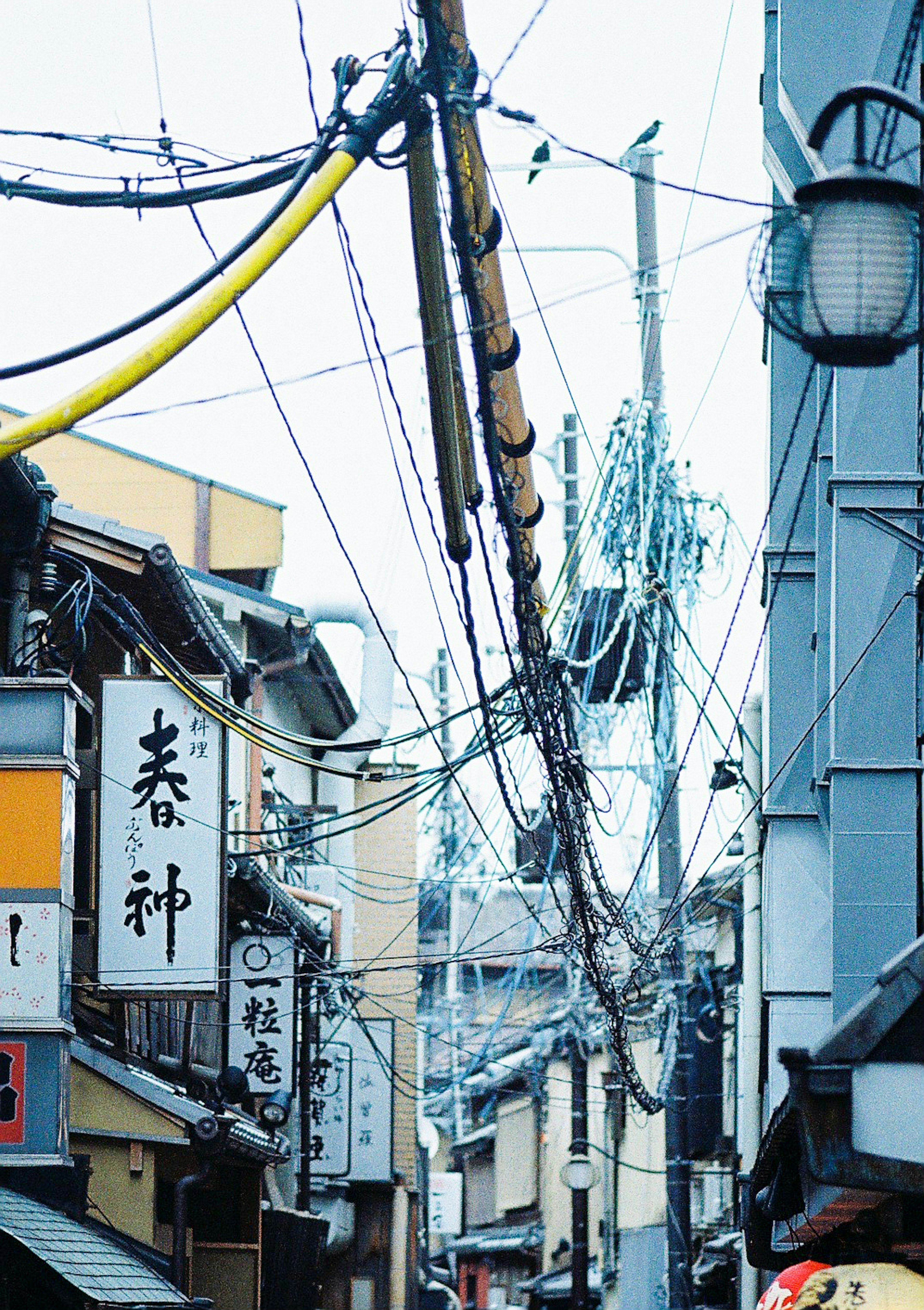 Vista di una vecchia strada commerciale con linee elettriche incrociate