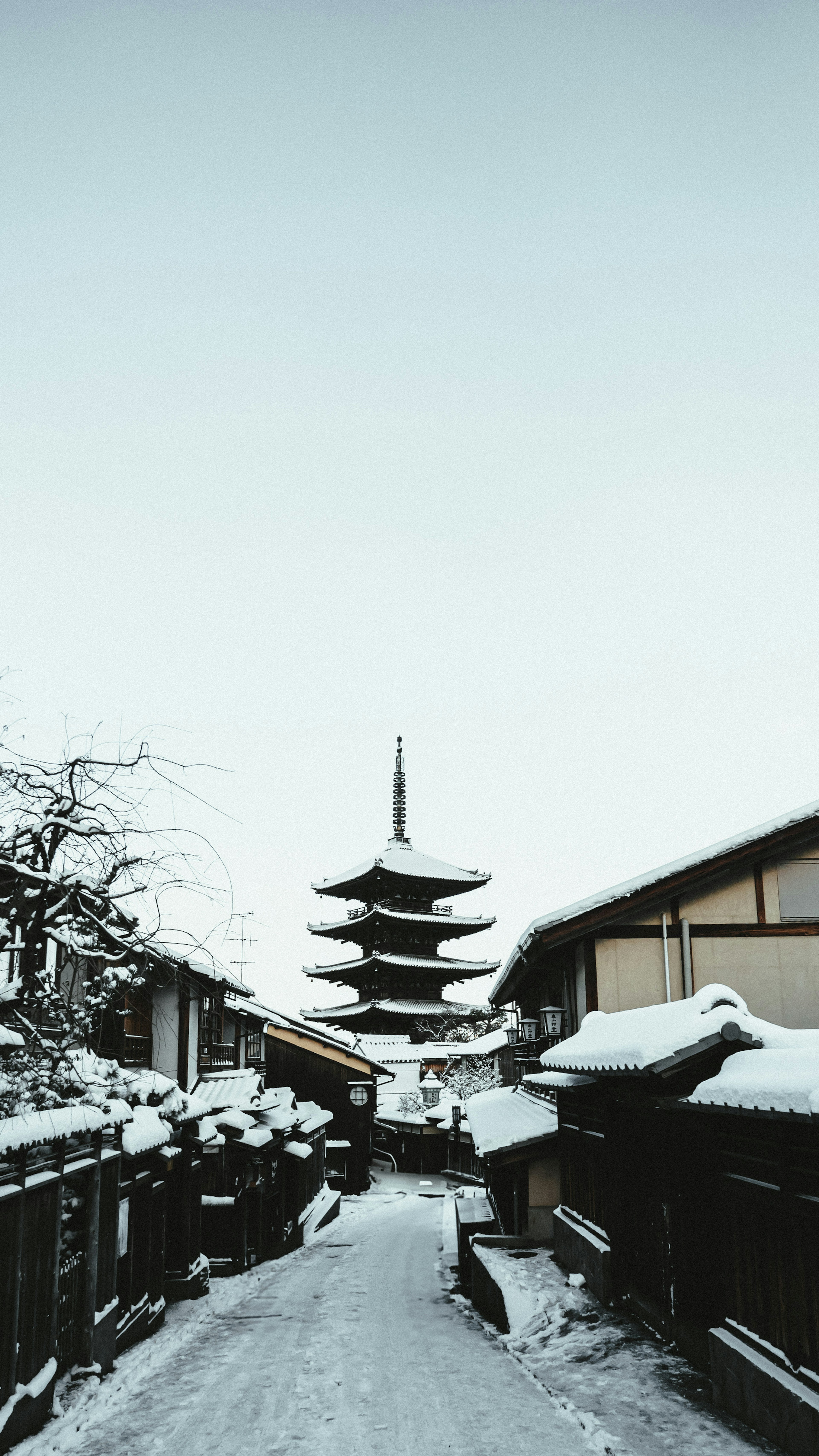 Scena di strada innevata con una pagoda sullo sfondo