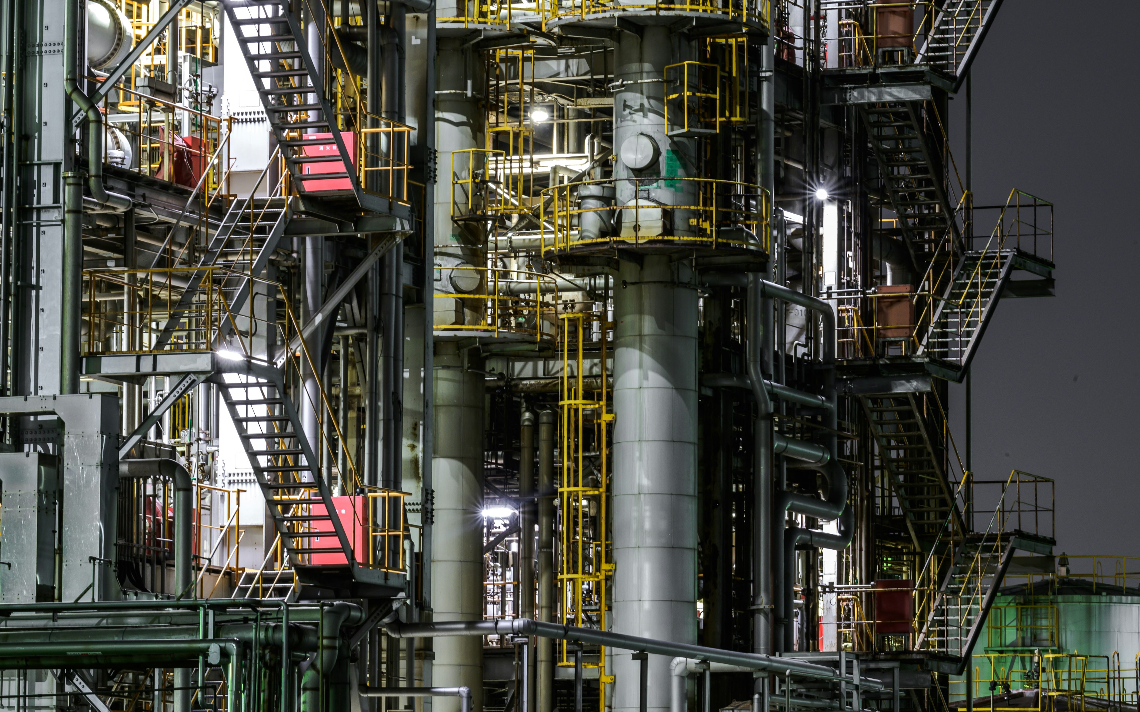 Estructura detallada de una instalación industrial de noche con escaleras