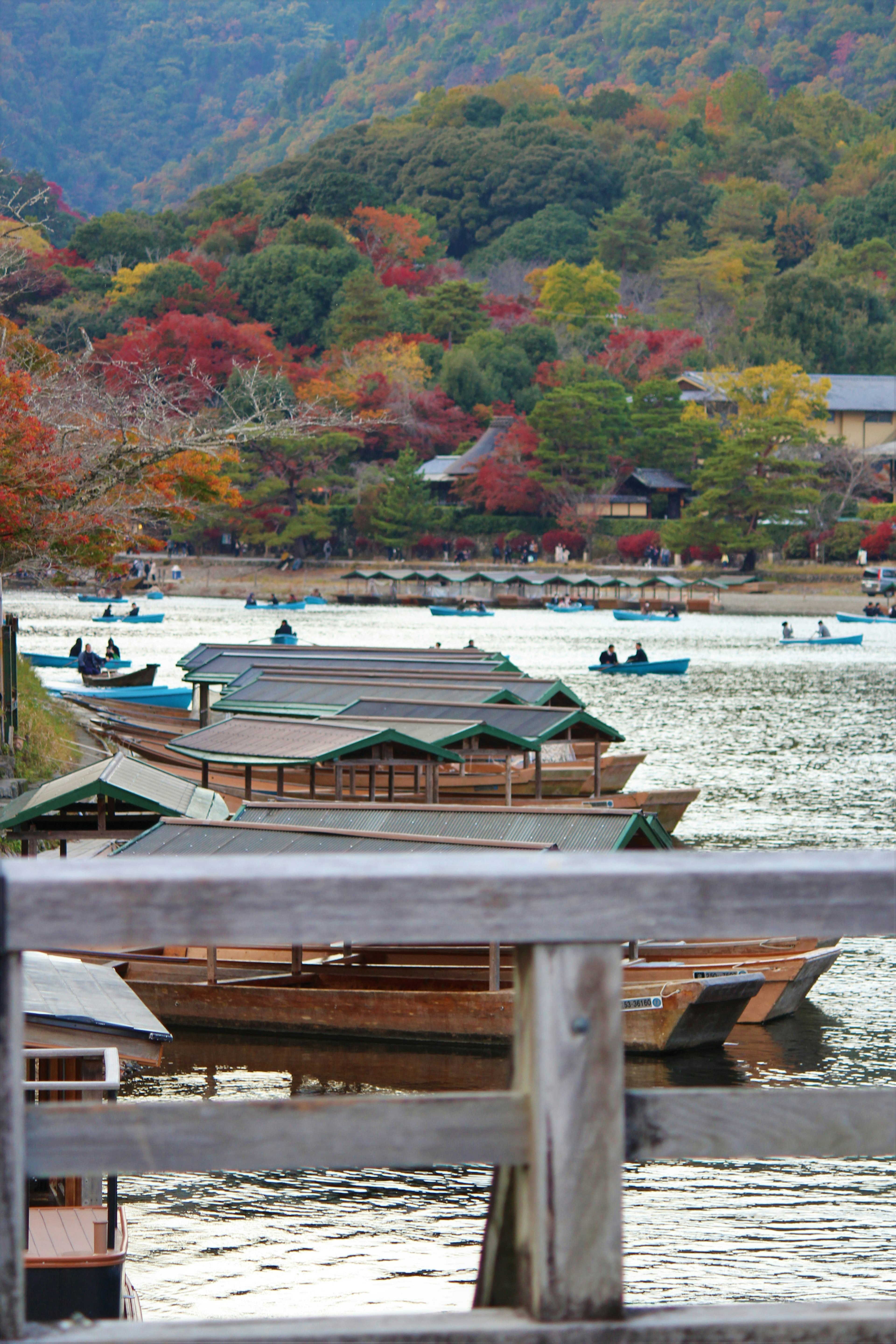 แม่น้ำที่สวยงามพร้อมเรือเล็กและใบไม้ฤดูใบไม้ร่วง