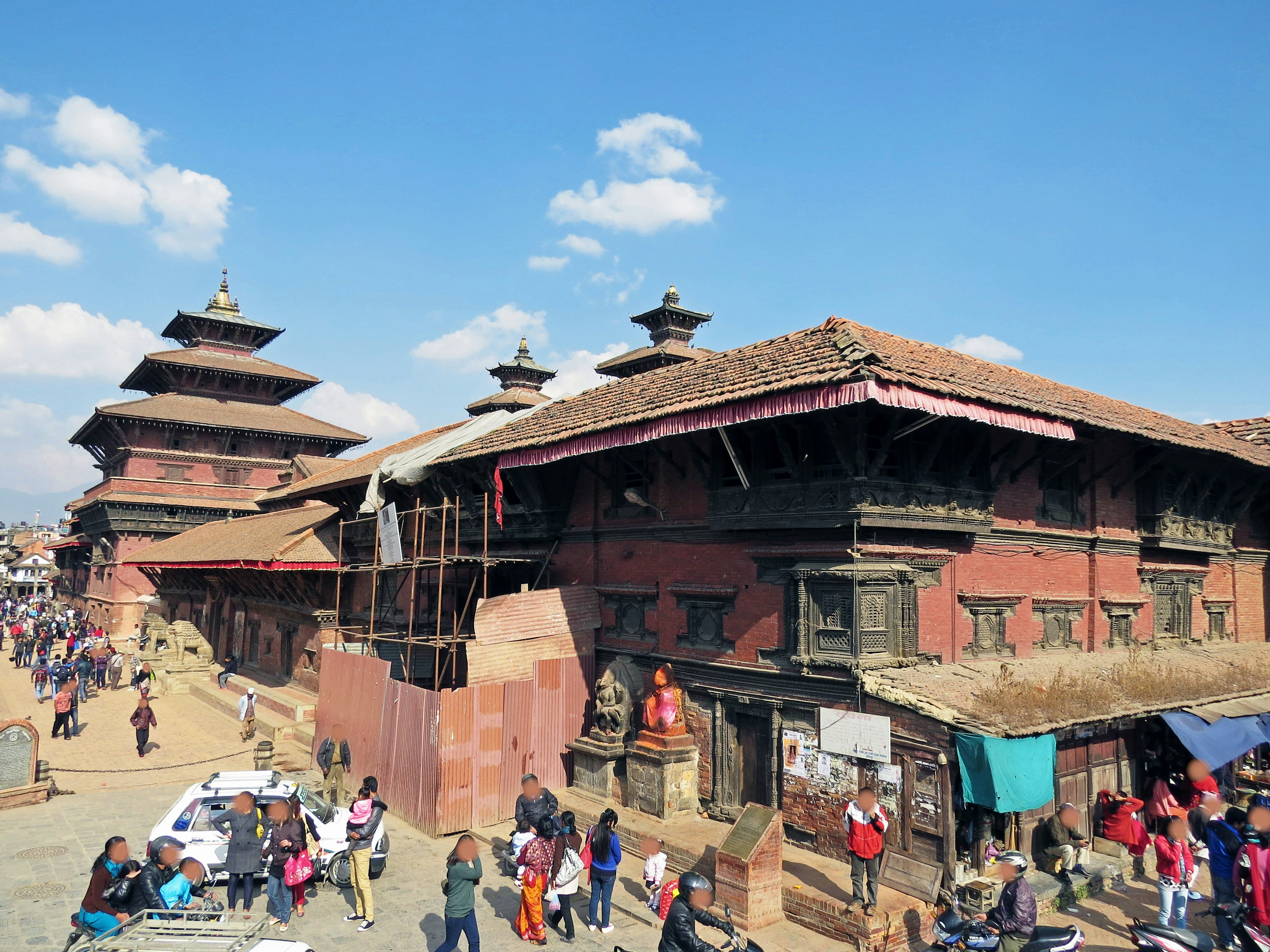 Historische Gebäude und Menschen auf dem Durbar-Platz in Kathmandu