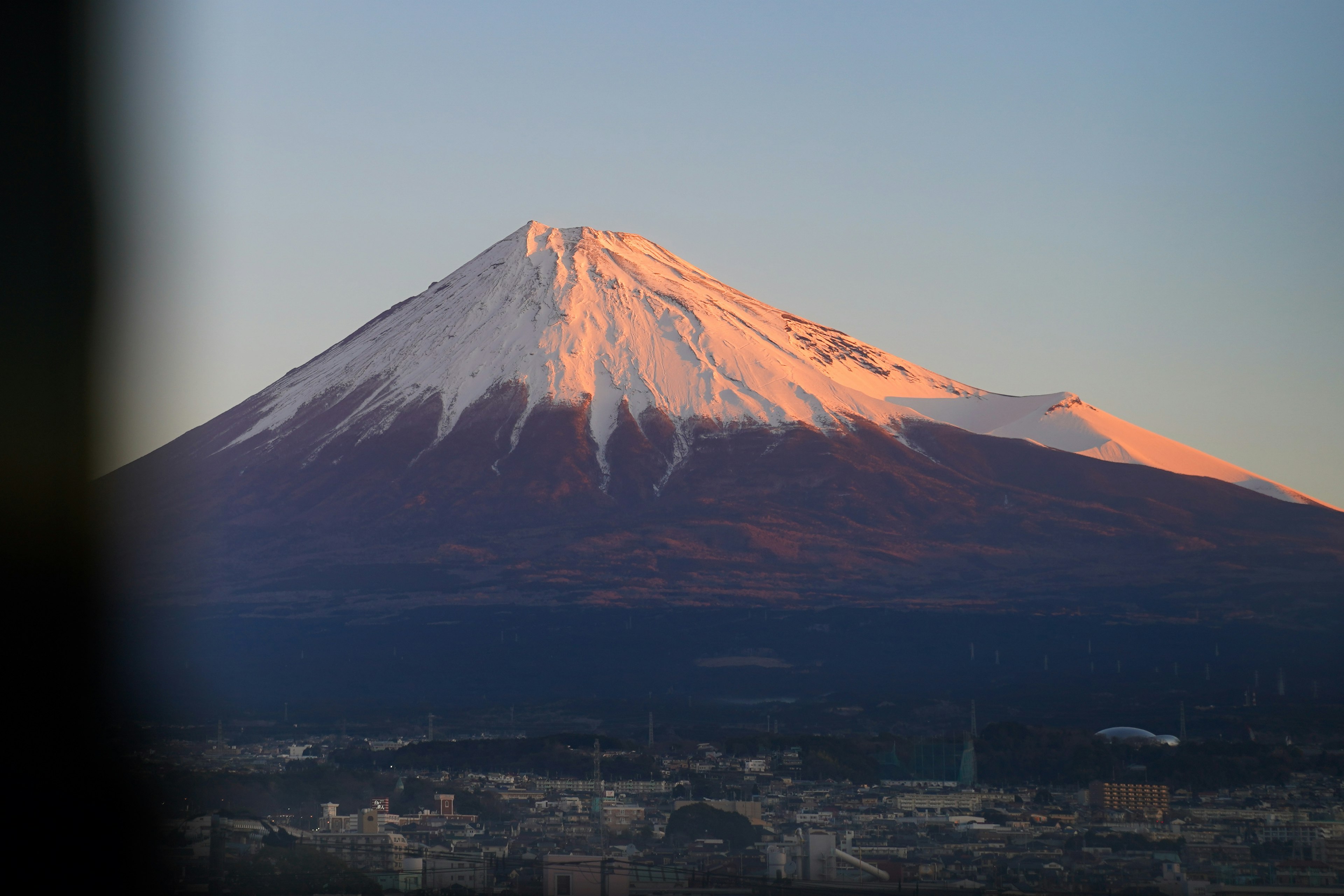 Pemandangan matahari terbenam yang indah di Gunung Fuji dengan puncak bersalju