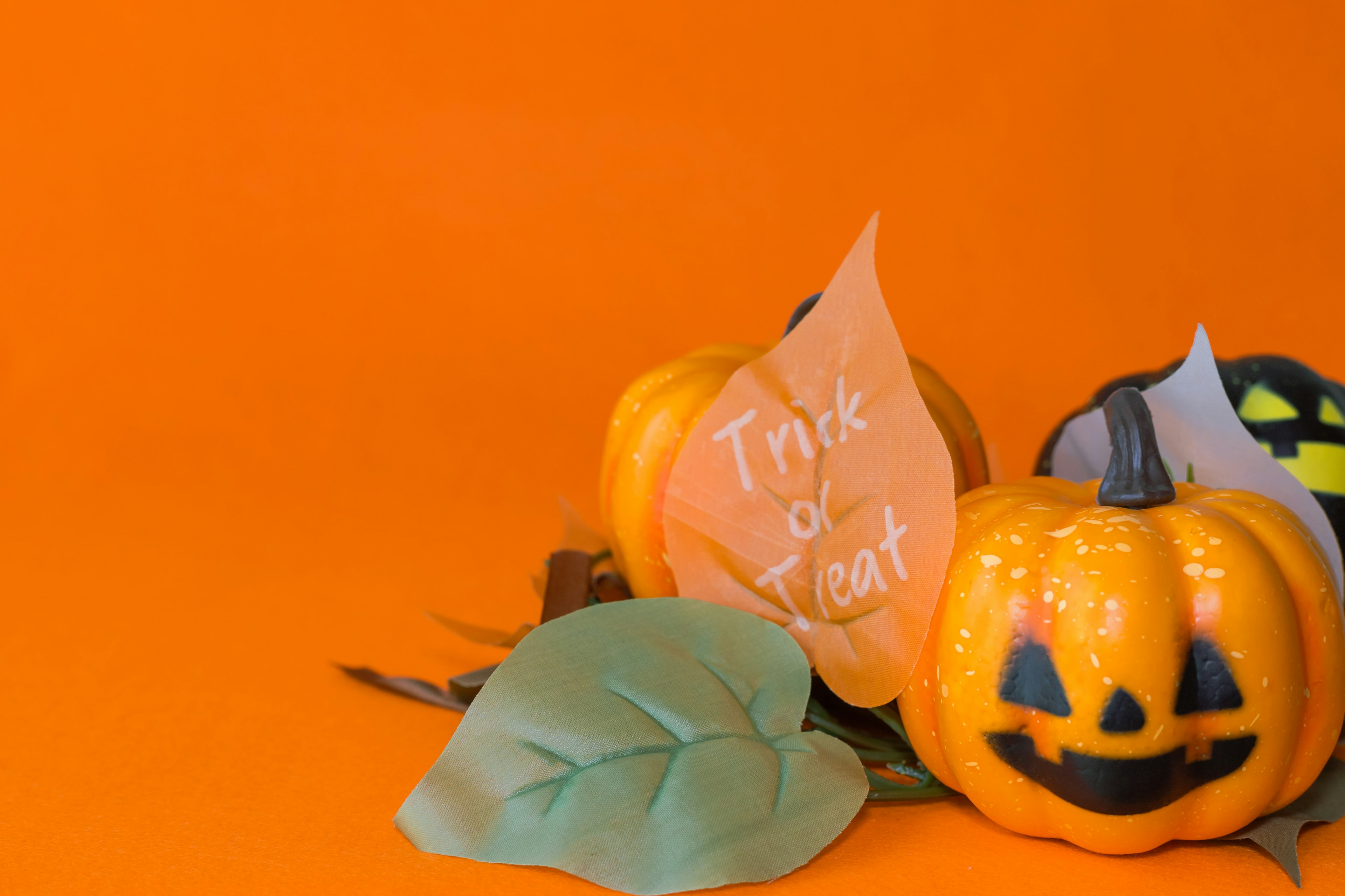 Calabazas de Halloween sobre un fondo naranja