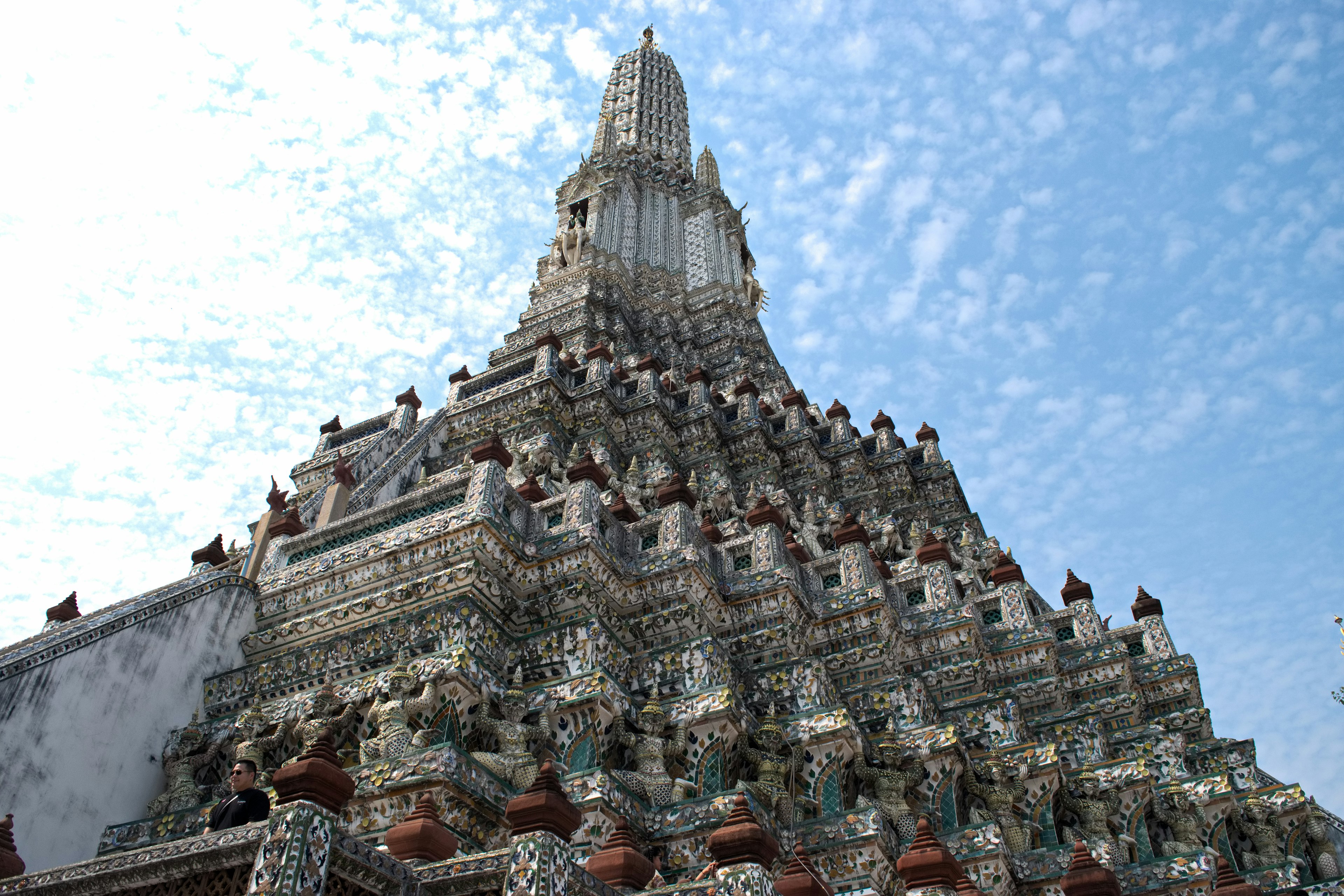 Tampilan rinci dari menara besar Wat Arun di Bangkok