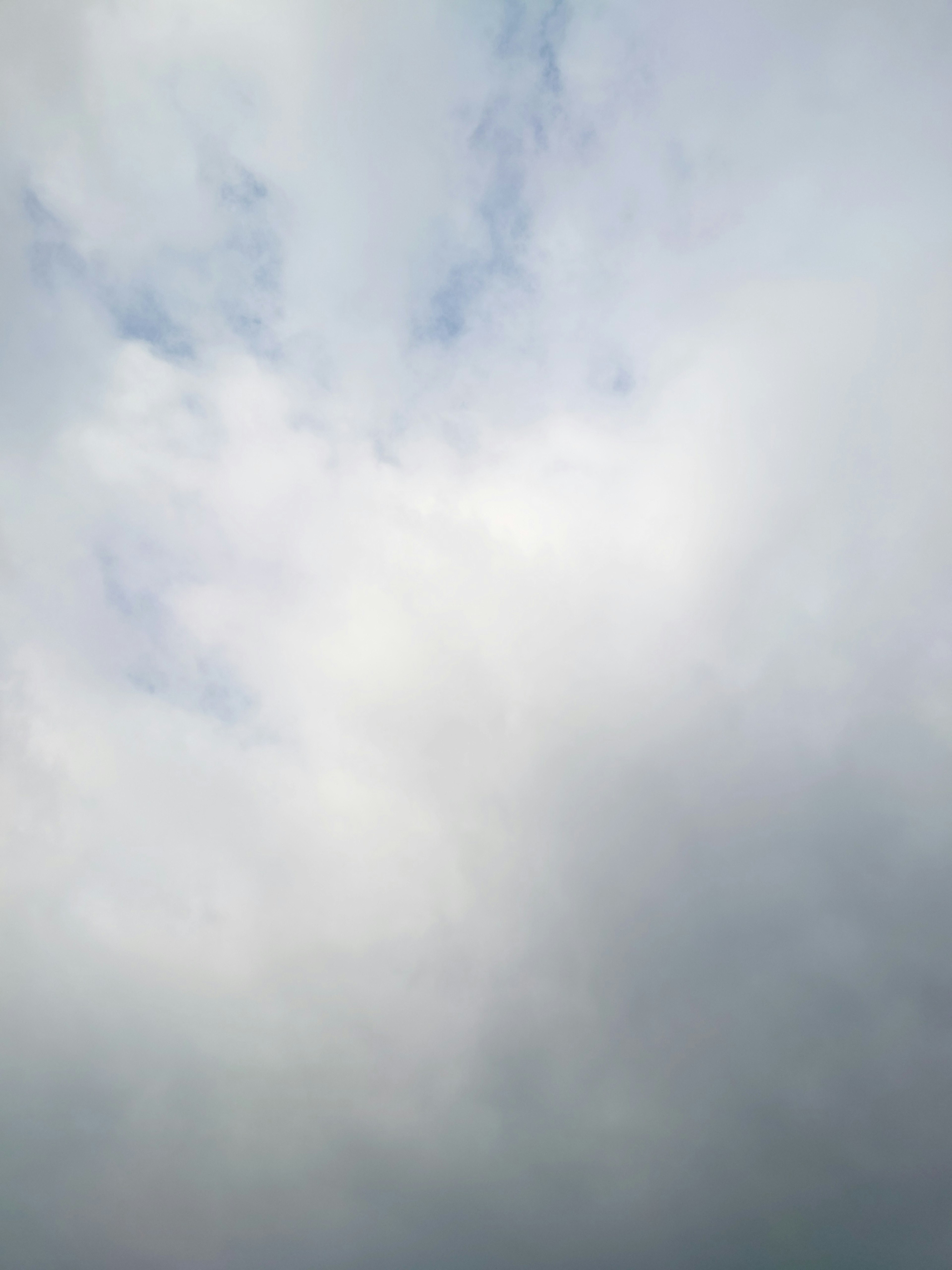 Image d'un ciel nuageux avec des nuages gris