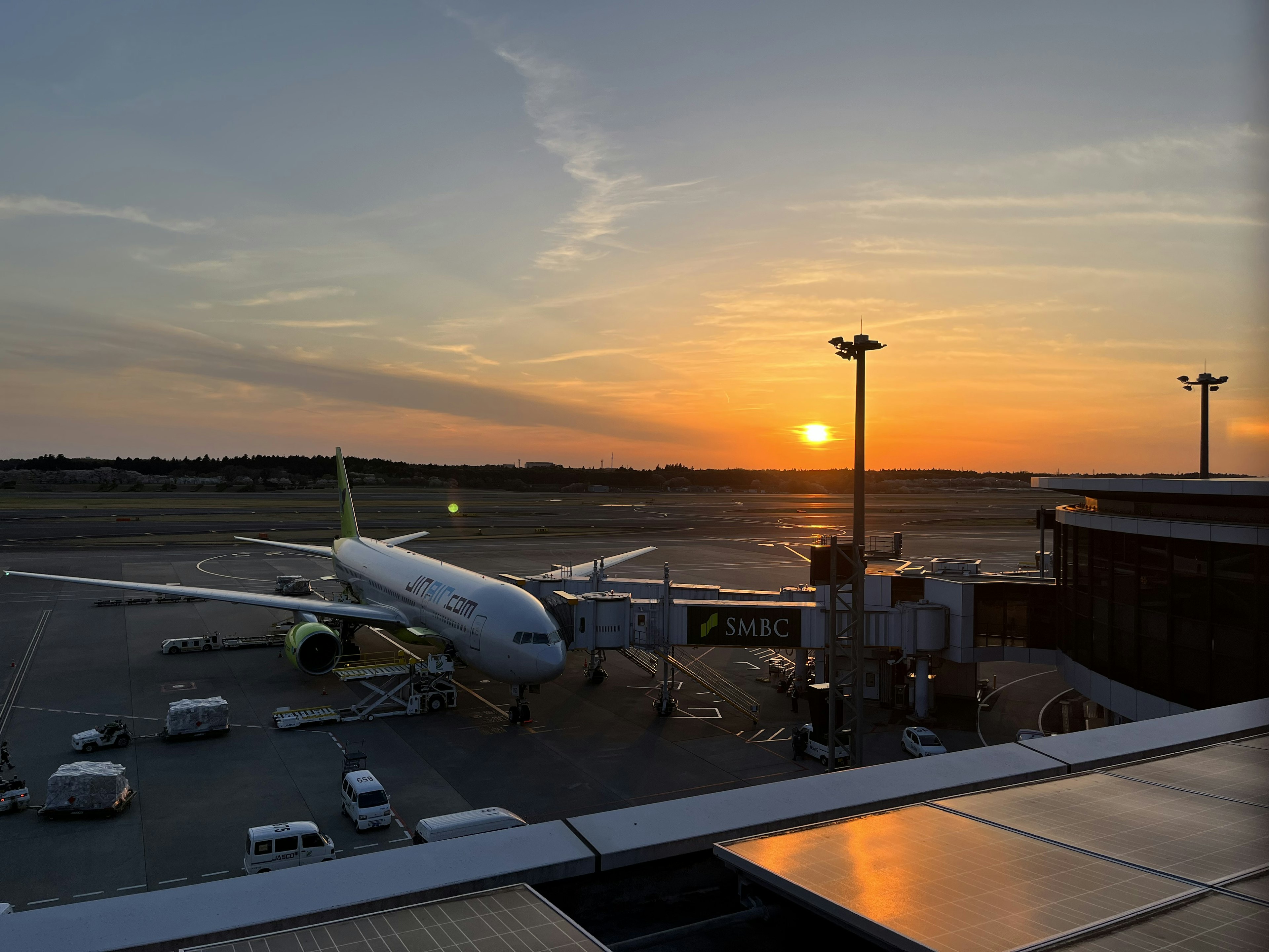 Sonnenuntergang am Flughafen mit Flugzeug und Terminal