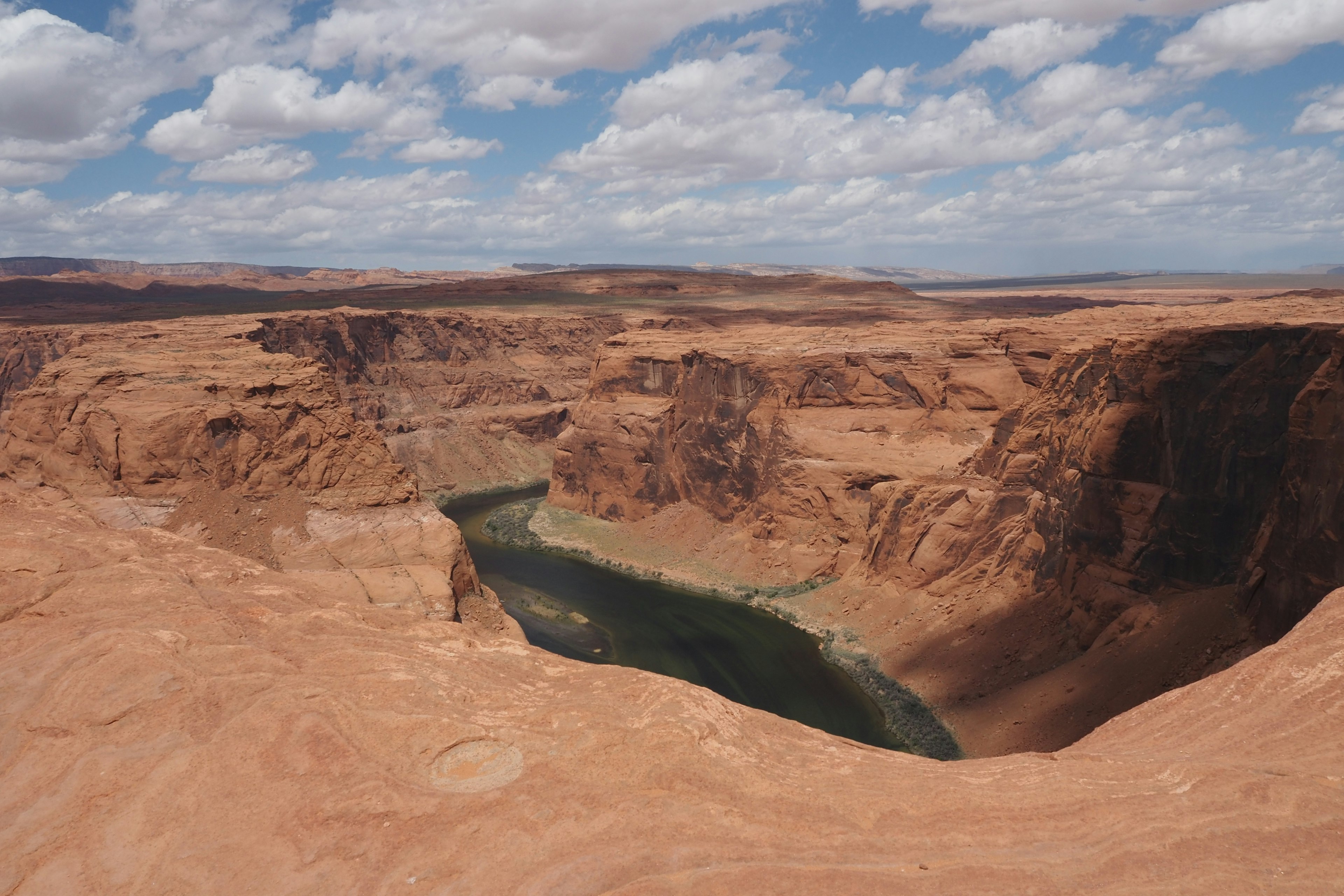 Wüsten-Canyon-Landschaft mit einem grünen Fluss