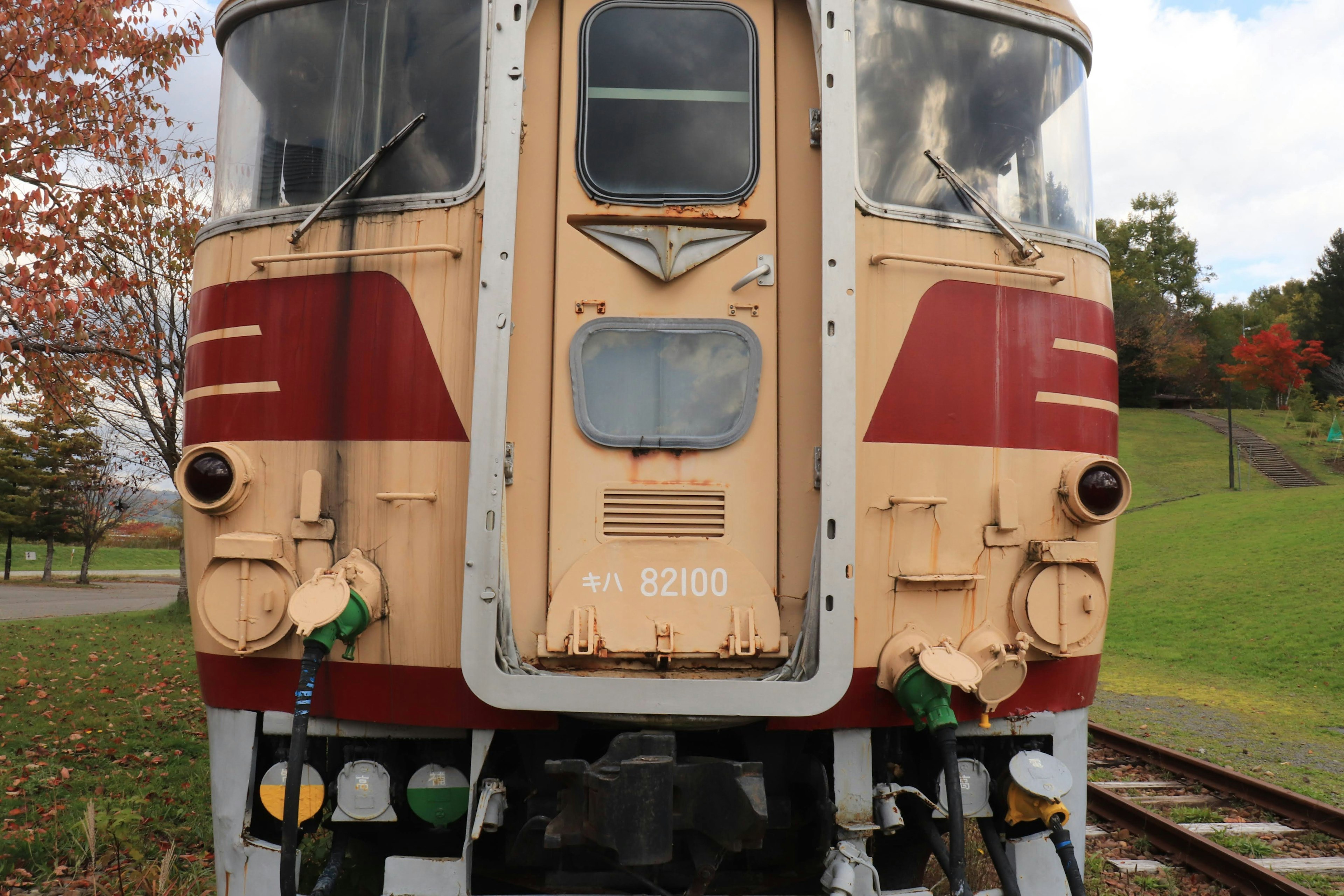 Vista frontal de un tren antiguo con colores rojo y crema