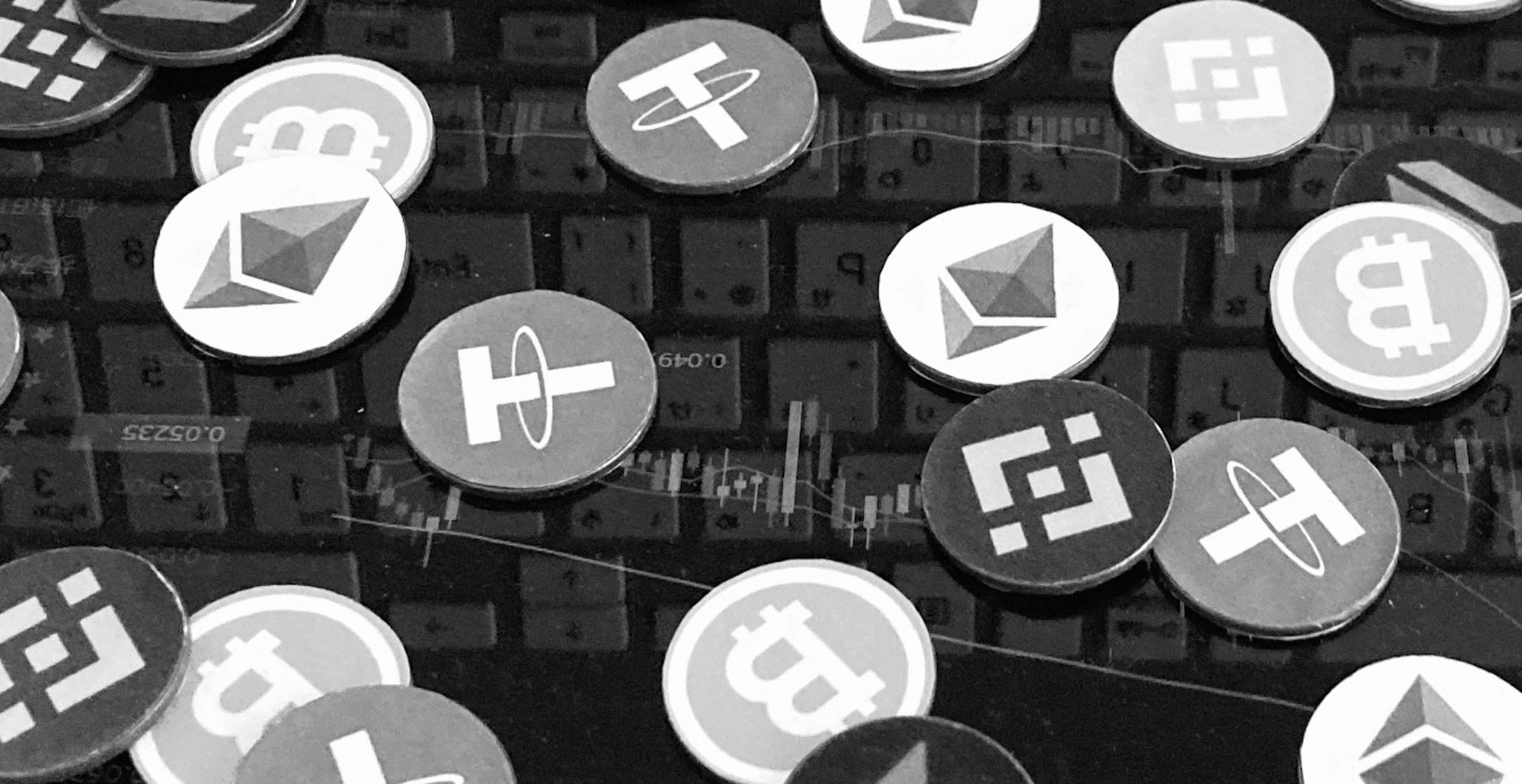 Diverses pièces de cryptomonnaie éparpillées sur une surface réfléchissante