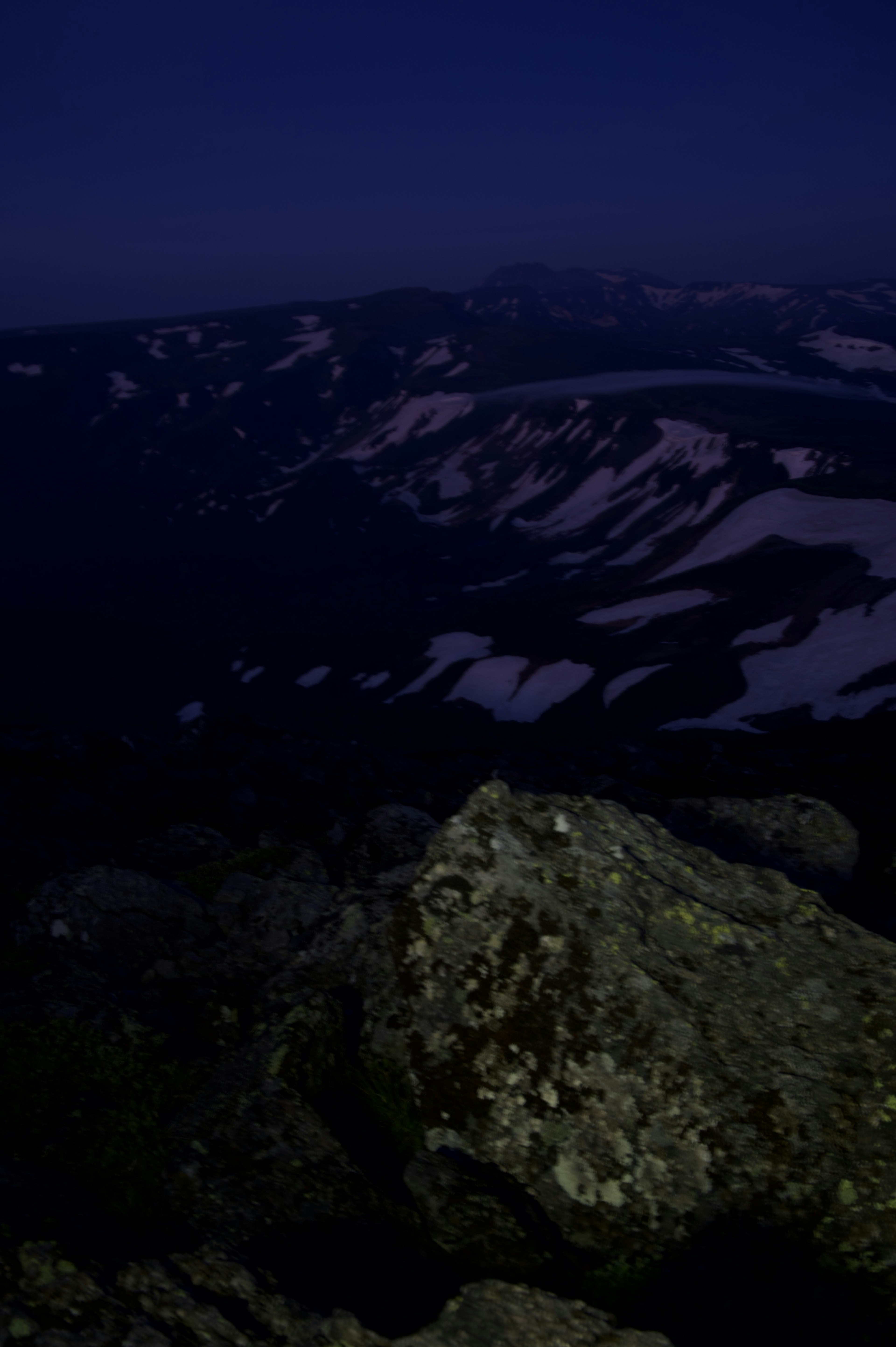 岩と雪に覆われた山の風景の夜景