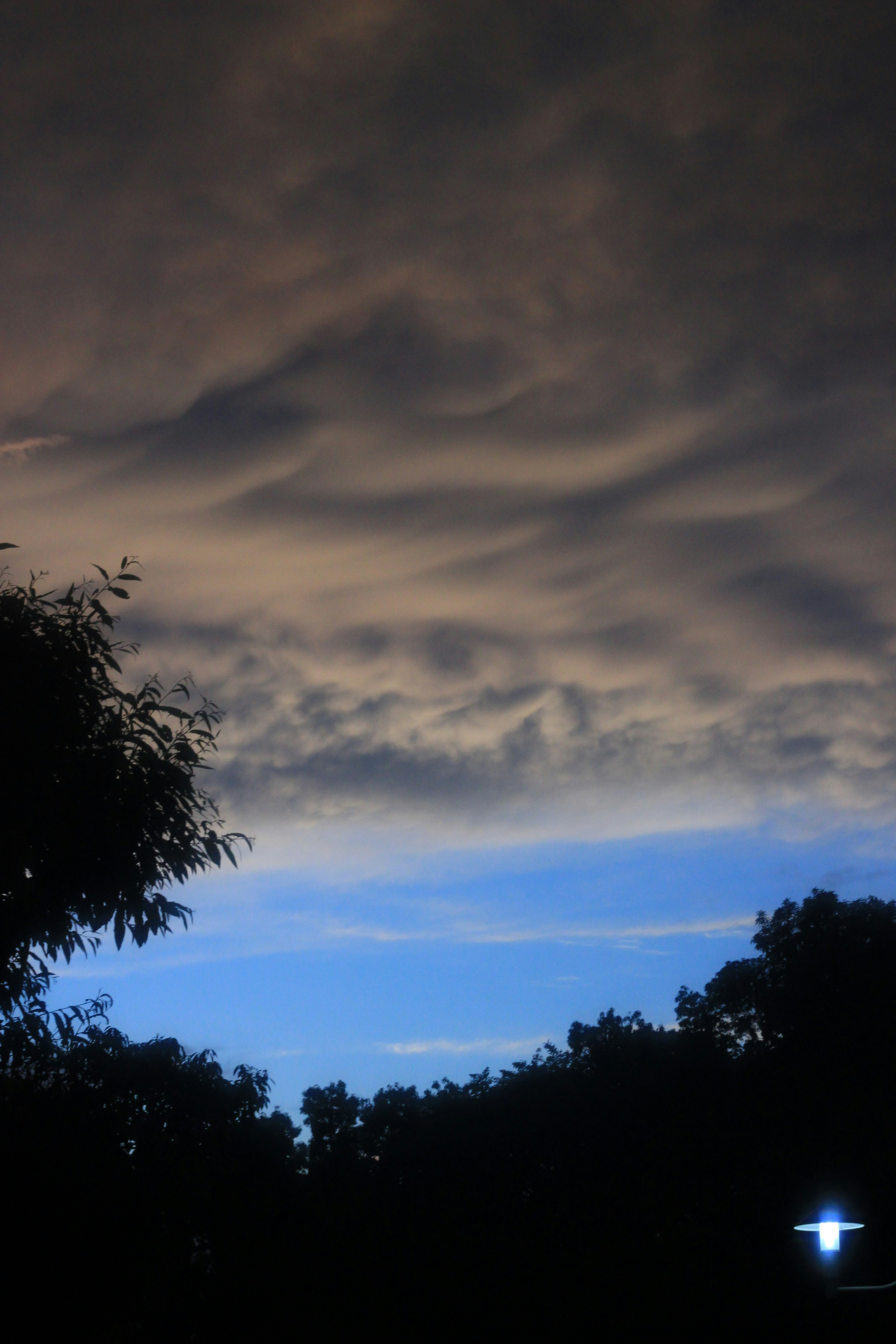 Formations nuageuses dramatiques avec un dégradé de ciel bleu