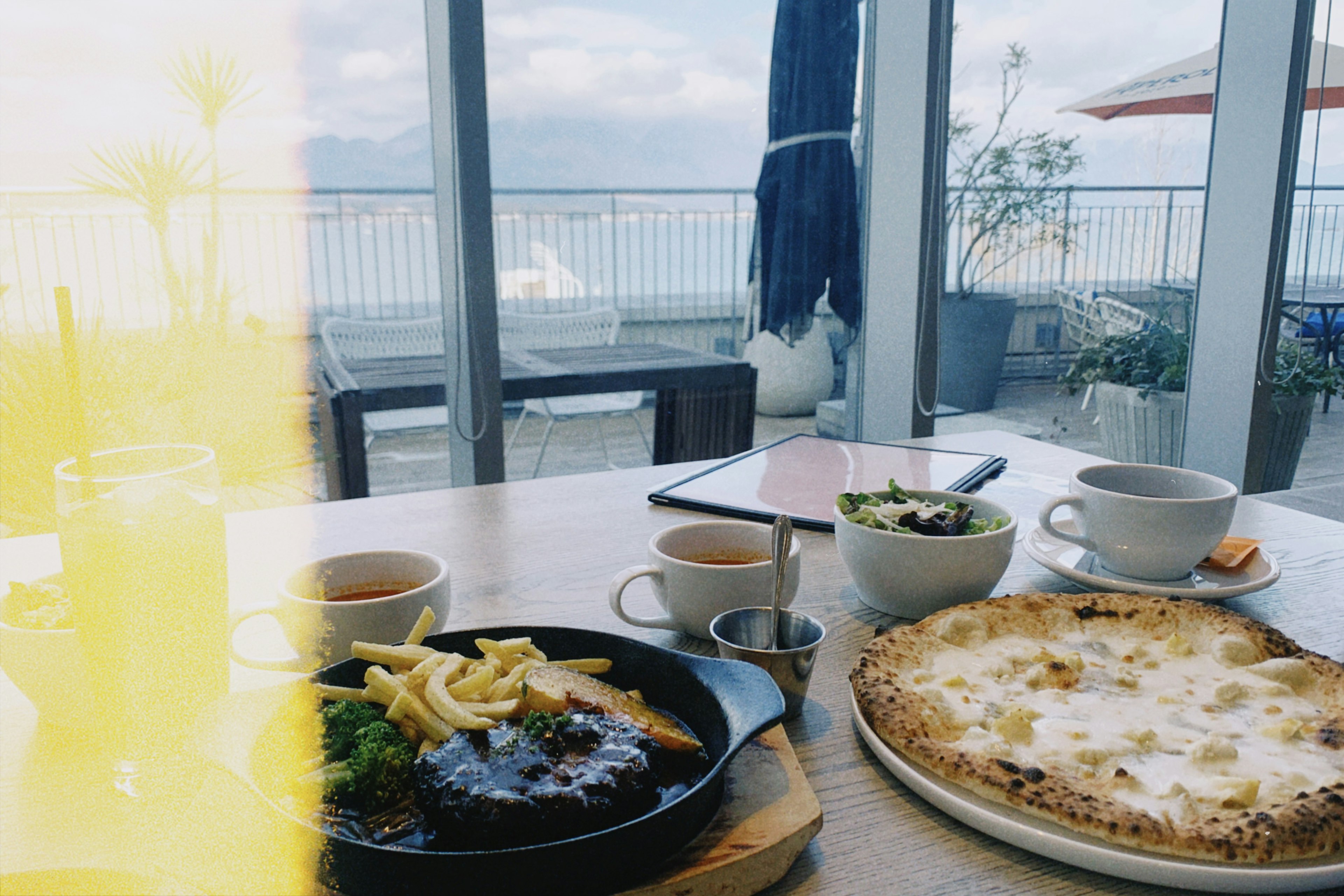 俯瞰海景的餐桌上的食物和飲料