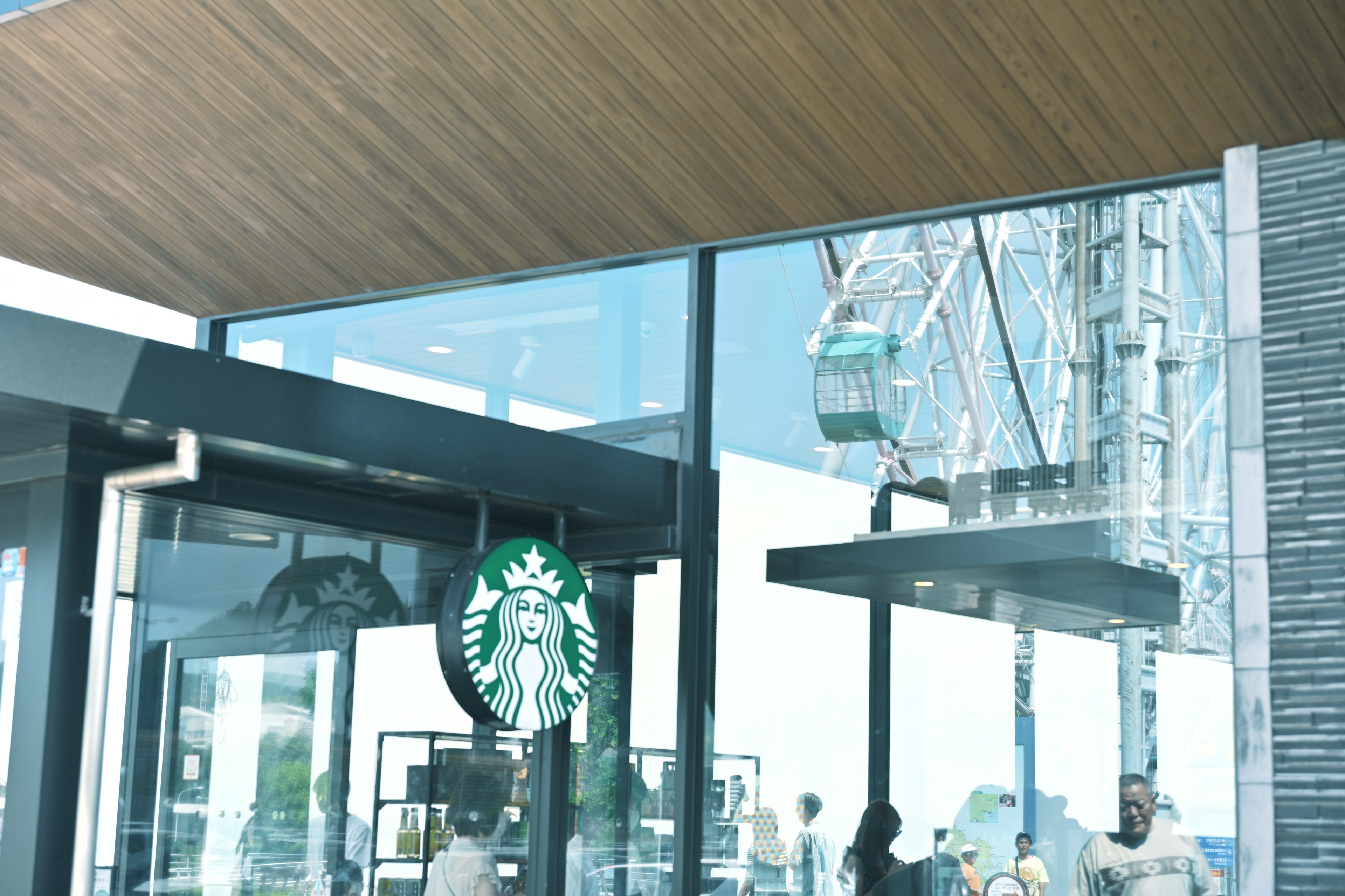 Eksterior modern Starbucks dengan pintu kaca