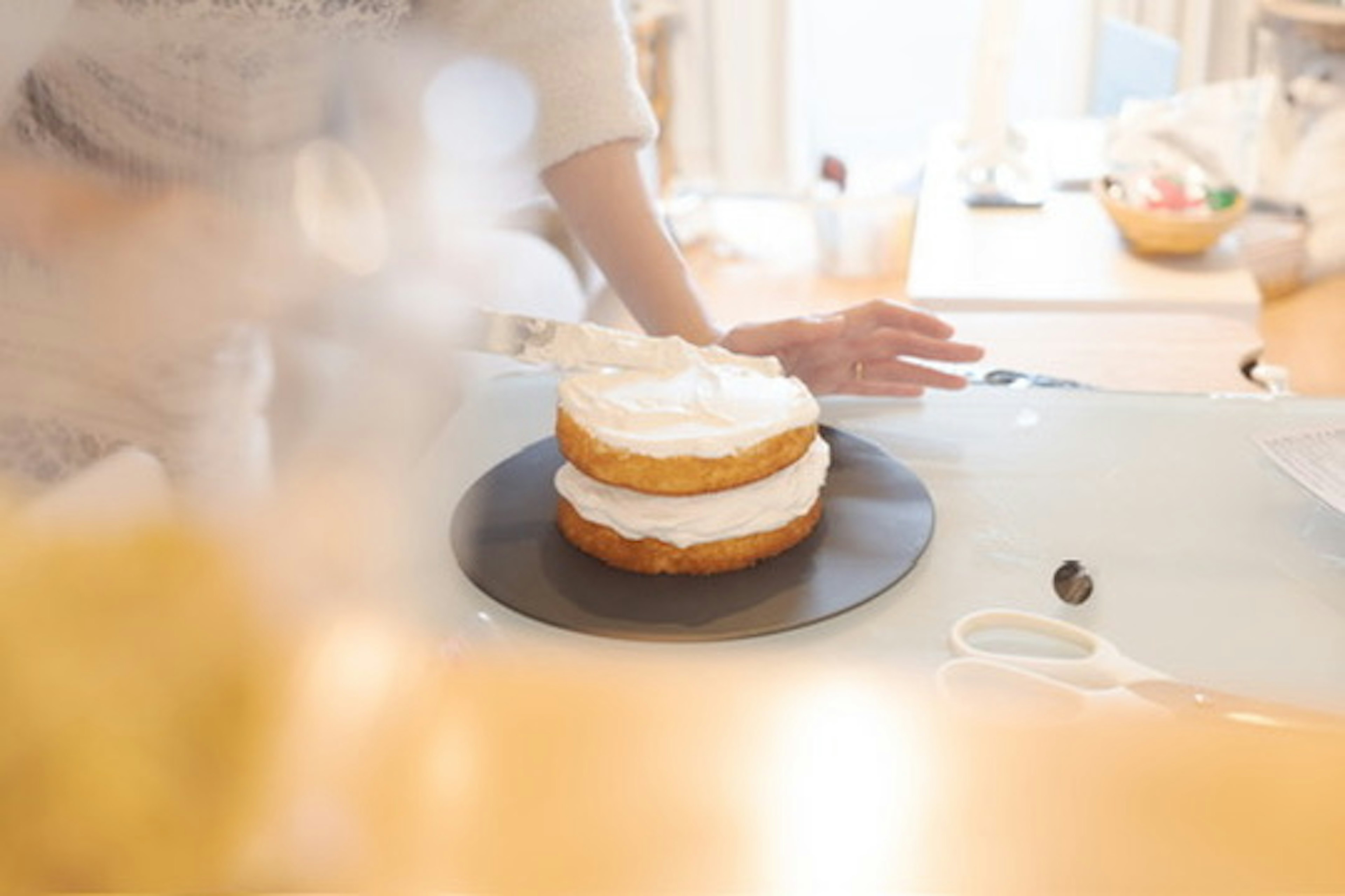 Image floue d'une personne assemblant un gâteau