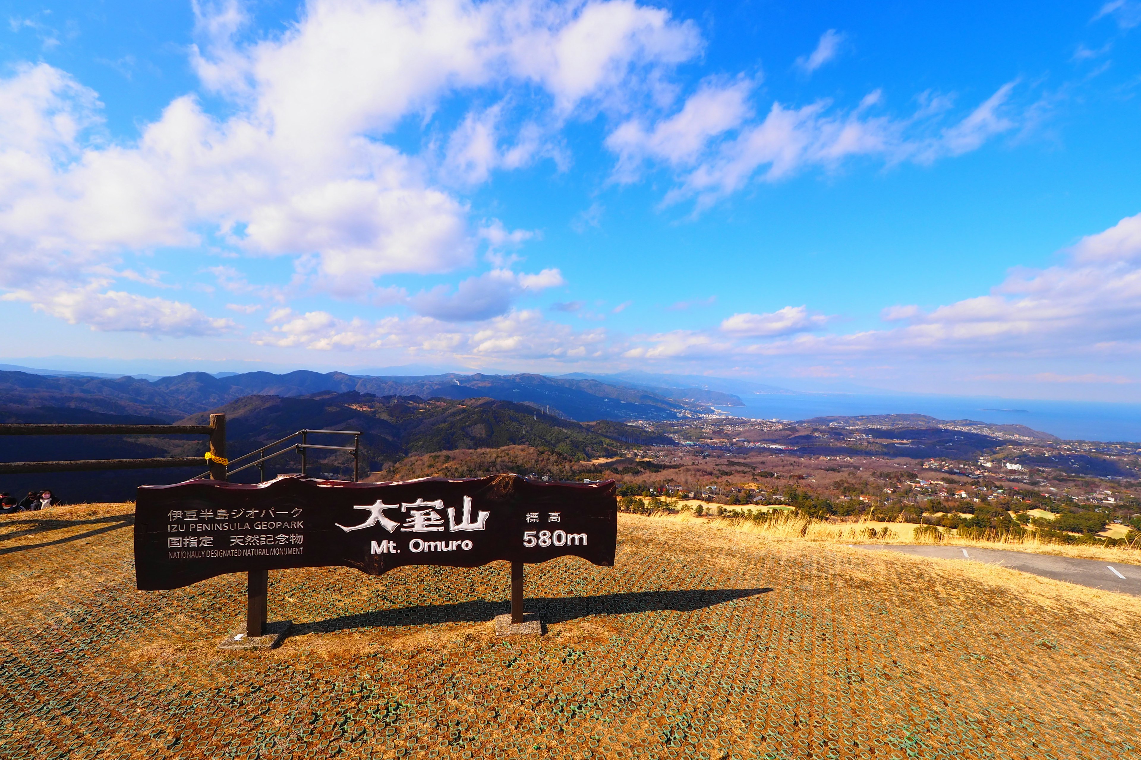 Schild für den Mt. Onuma mit atemberaubender Landschaft im Hintergrund