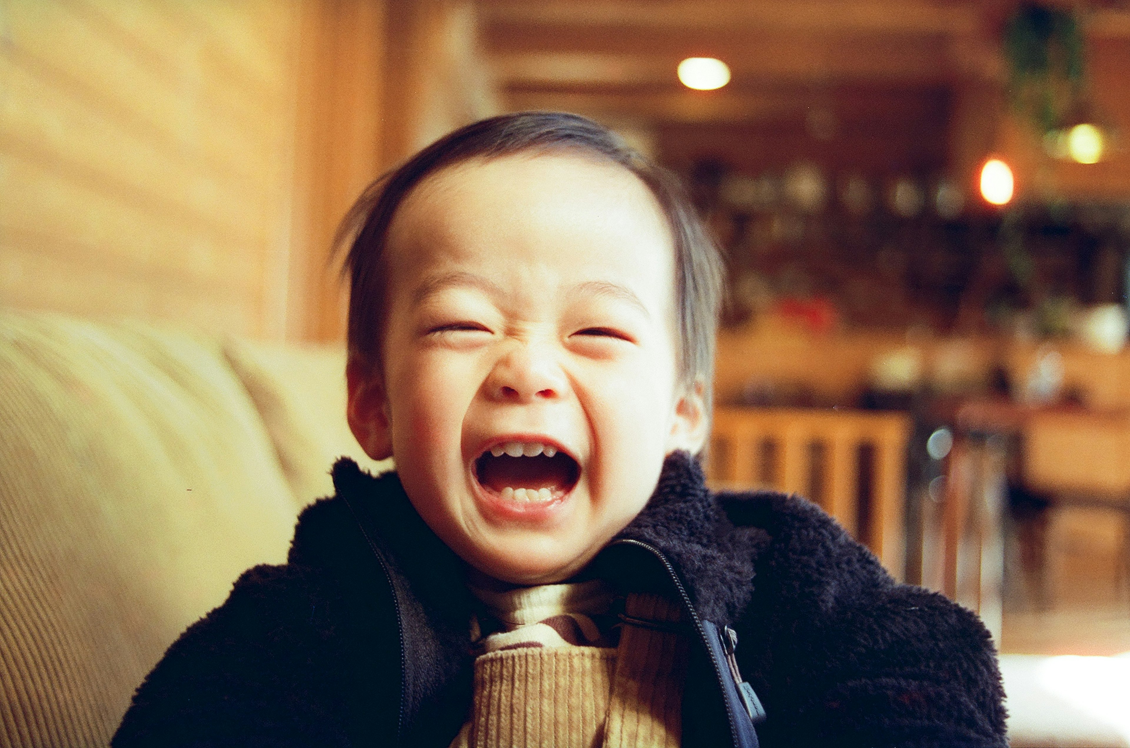 Un niño sonriendo sentado en un sofá